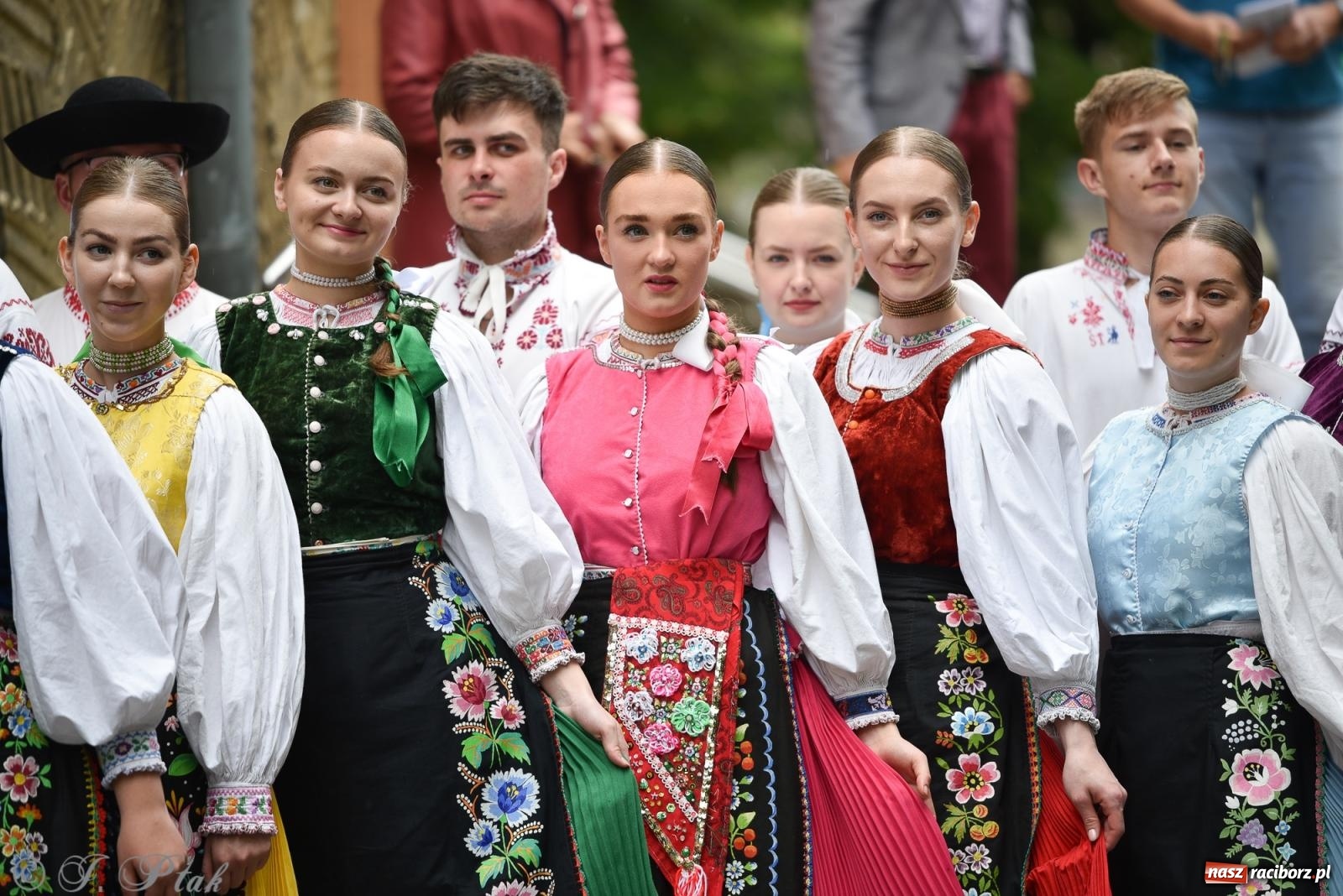 Zdjęcie w galerii na portalu naszraciborz.pl: W okrąglaku jak w Meksyku. Potomkowie Azteków w parafii NSPJ [FOTO i WIDEO] wiadomości z regionu