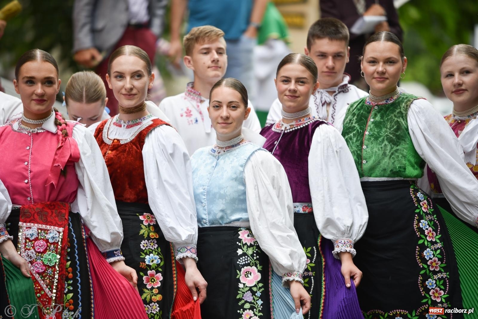 Zdjęcie w galerii na portalu naszraciborz.pl: W okrąglaku jak w Meksyku. Potomkowie Azteków w parafii NSPJ [FOTO i WIDEO] wiadomości z regionu