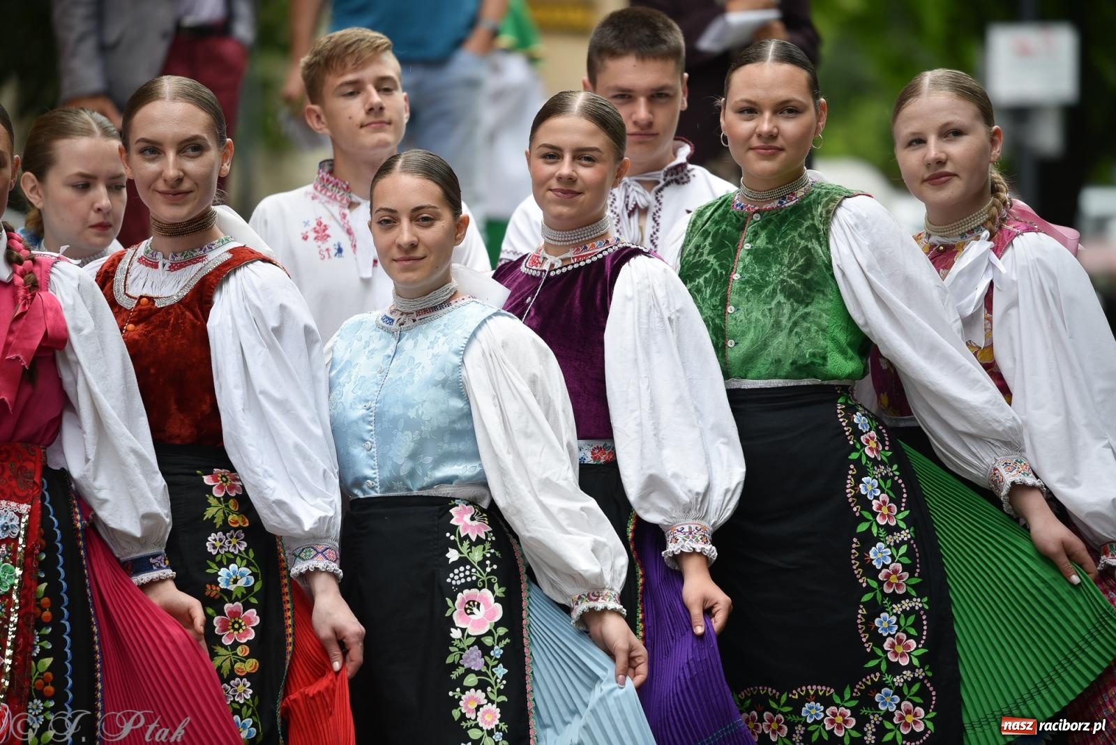 Zdjęcie w galerii na portalu naszraciborz.pl: W okrąglaku jak w Meksyku. Potomkowie Azteków w parafii NSPJ [FOTO i WIDEO] wiadomości z regionu