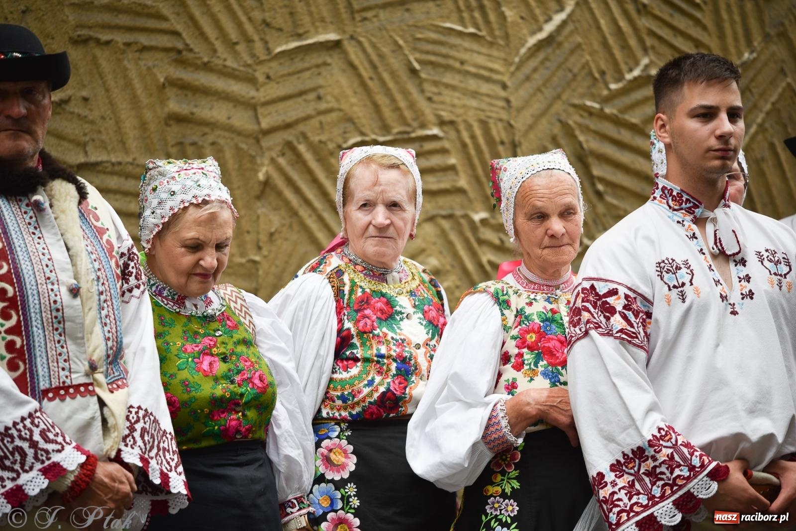 Zdjęcie w galerii na portalu naszraciborz.pl: W okrąglaku jak w Meksyku. Potomkowie Azteków w parafii NSPJ [FOTO i WIDEO] wiadomości z regionu
