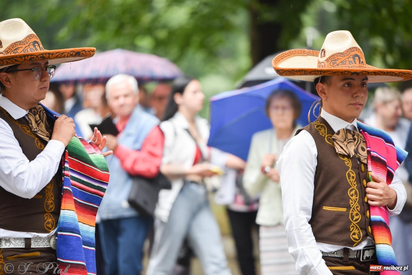Zdjęcie w galerii na portalu naszraciborz.pl: W okrąglaku jak w Meksyku. Potomkowie Azteków w parafii NSPJ [FOTO i WIDEO] wiadomości z regionu