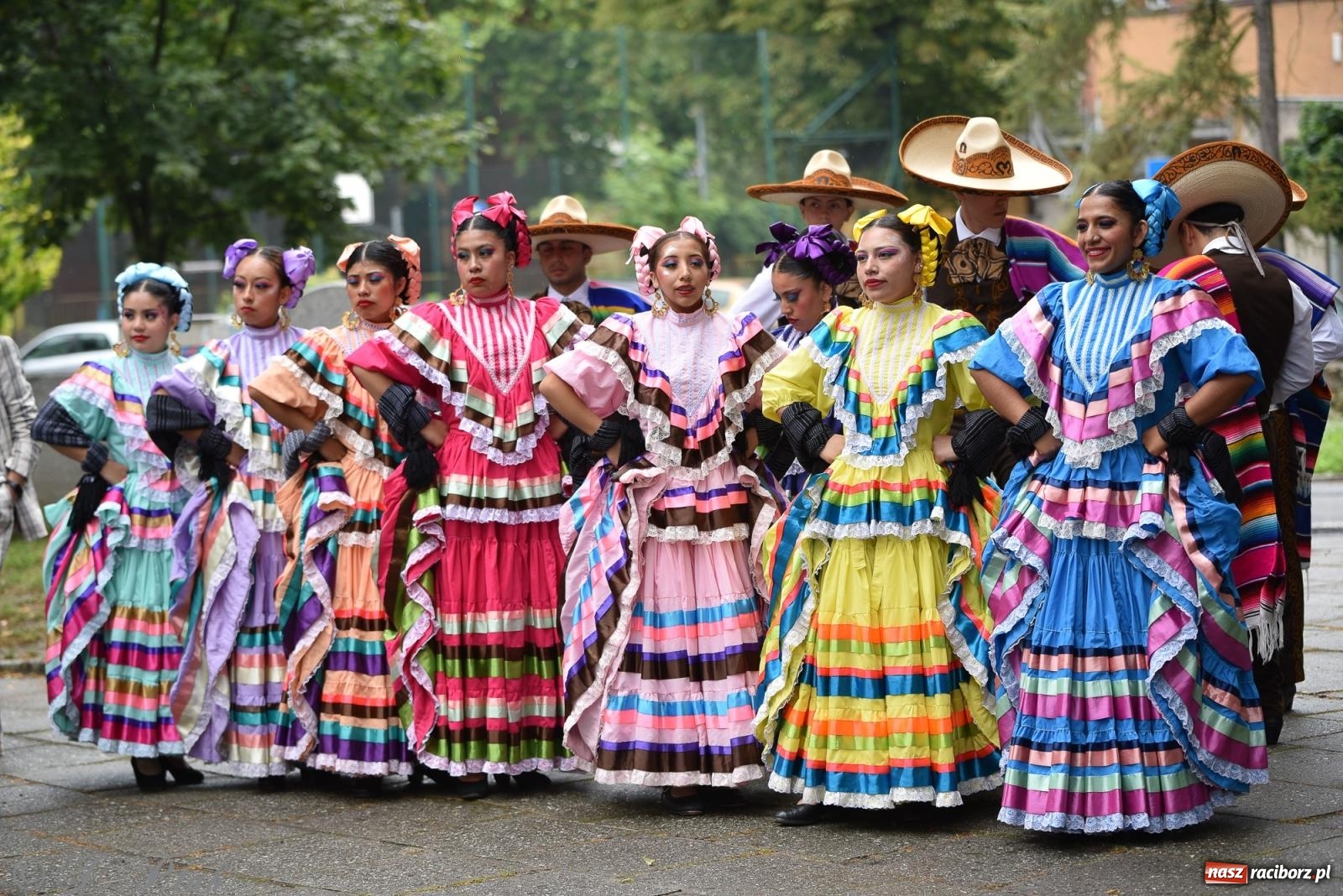 Zdjęcie w galerii na portalu naszraciborz.pl: W okrąglaku jak w Meksyku. Potomkowie Azteków w parafii NSPJ [FOTO i WIDEO] wiadomości z regionu