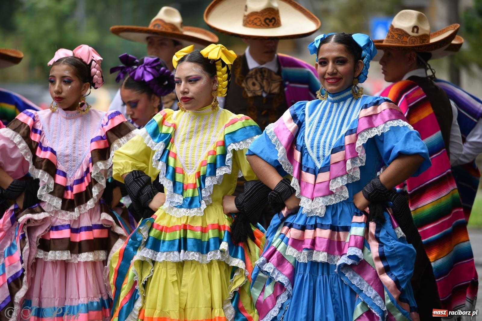 Zdjęcie w galerii na portalu naszraciborz.pl: W okrąglaku jak w Meksyku. Potomkowie Azteków w parafii NSPJ [FOTO i WIDEO] wiadomości z regionu