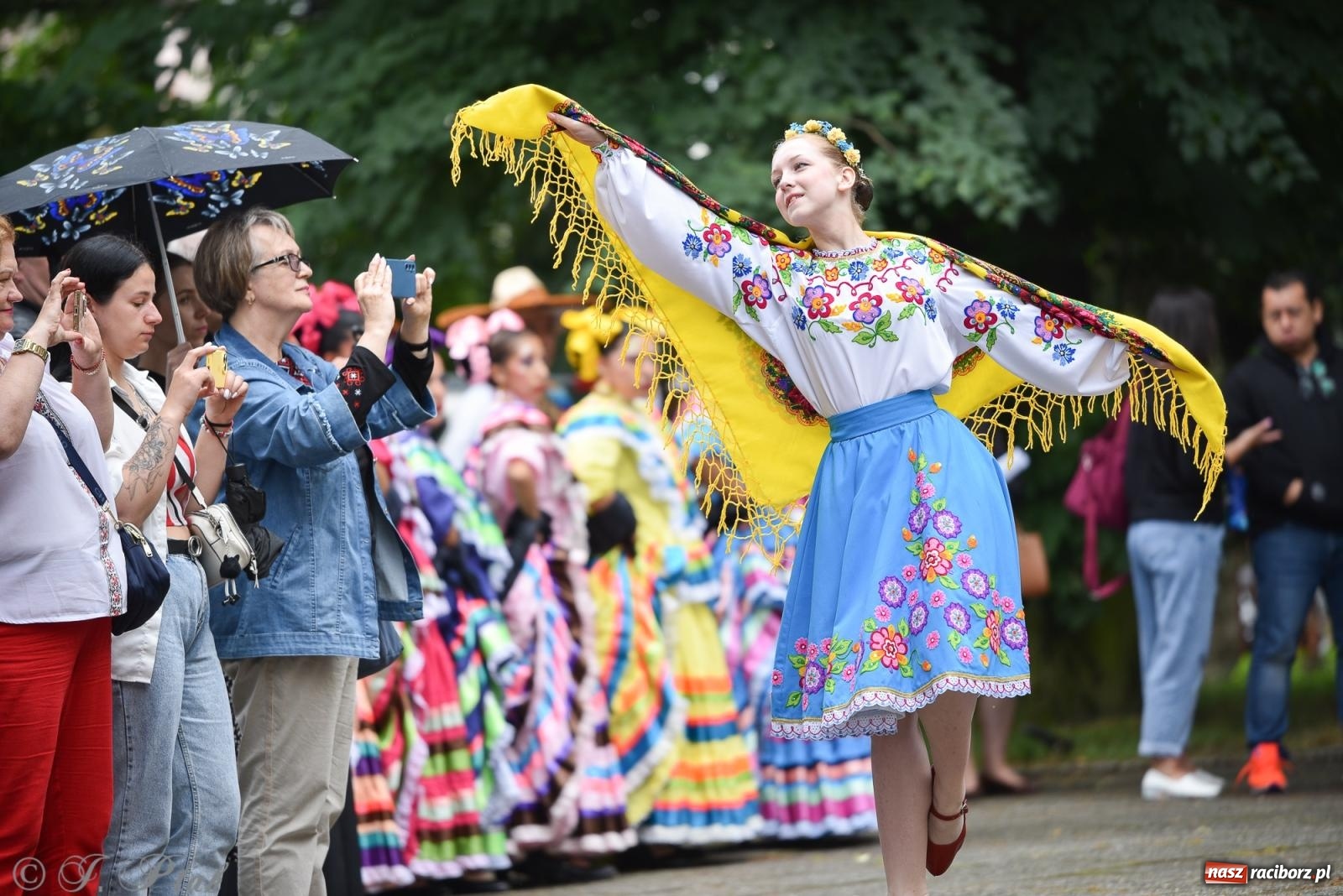 Zdjęcie w galerii na portalu naszraciborz.pl: W okrąglaku jak w Meksyku. Potomkowie Azteków w parafii NSPJ [FOTO i WIDEO] wiadomości z regionu