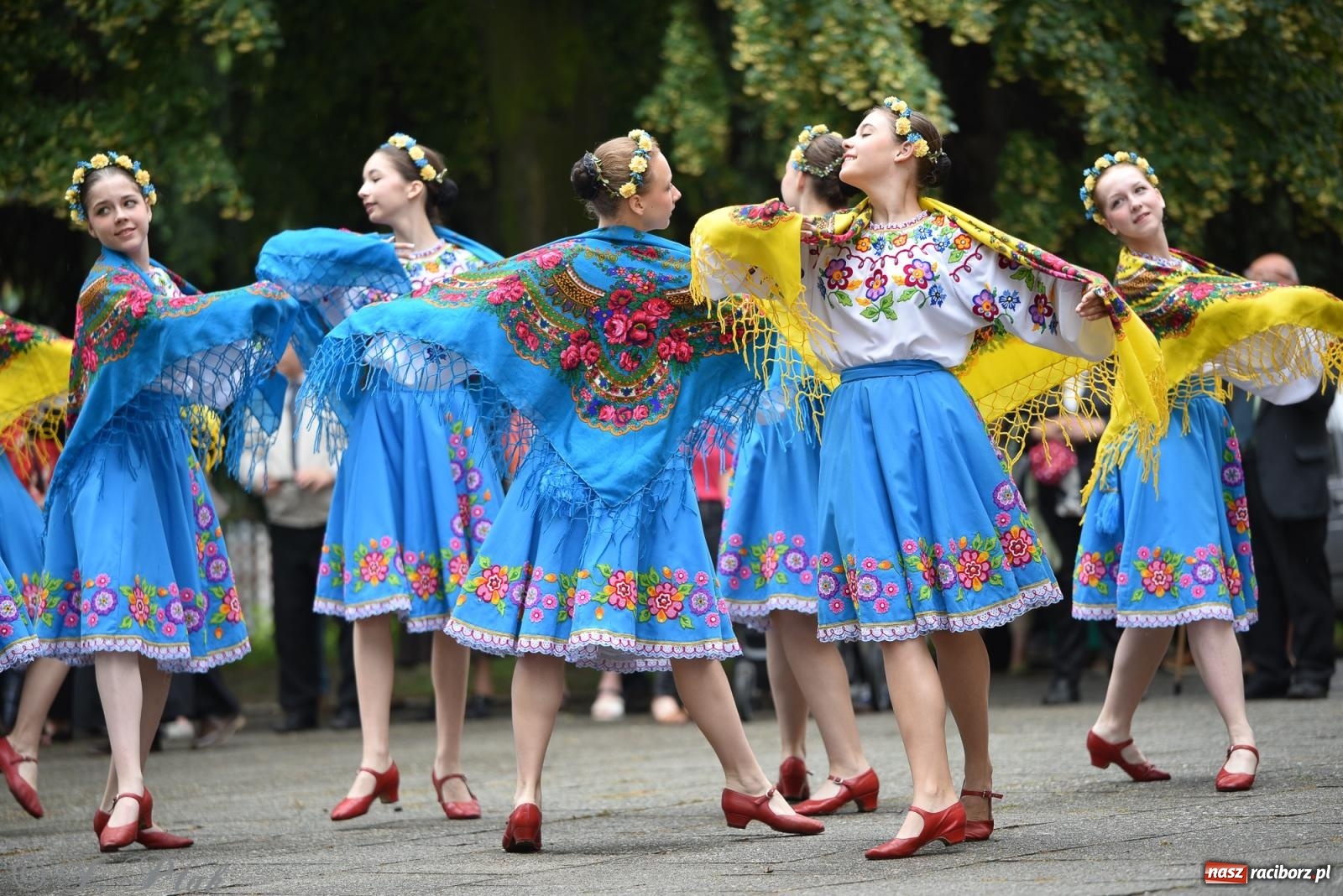 Zdjęcie w galerii na portalu naszraciborz.pl: W okrąglaku jak w Meksyku. Potomkowie Azteków w parafii NSPJ [FOTO i WIDEO] wiadomości z regionu