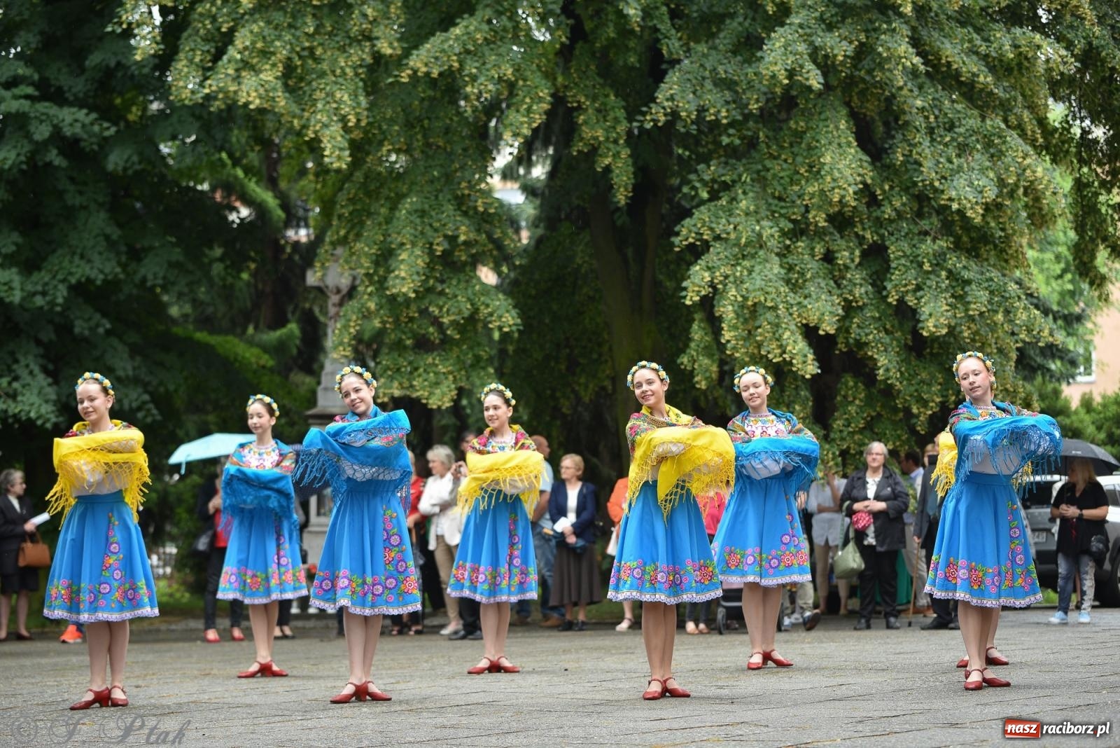 Zdjęcie w galerii na portalu naszraciborz.pl: W okrąglaku jak w Meksyku. Potomkowie Azteków w parafii NSPJ [FOTO i WIDEO] wiadomości z regionu