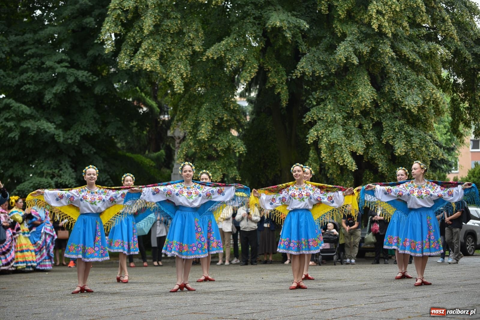 Zdjęcie w galerii na portalu naszraciborz.pl: W okrąglaku jak w Meksyku. Potomkowie Azteków w parafii NSPJ [FOTO i WIDEO] wiadomości z regionu