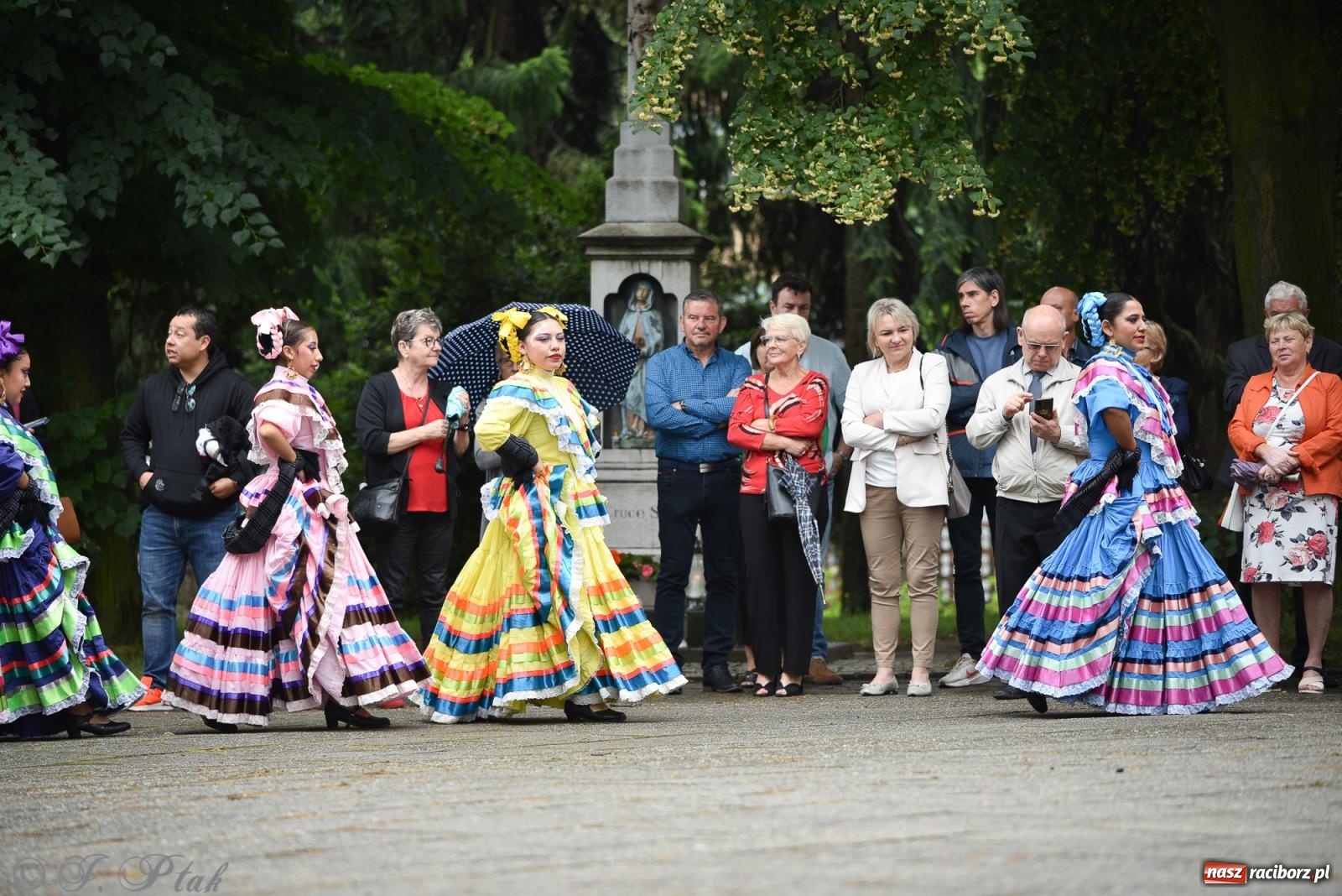 Zdjęcie w galerii na portalu naszraciborz.pl: W okrąglaku jak w Meksyku. Potomkowie Azteków w parafii NSPJ [FOTO i WIDEO] wiadomości z regionu