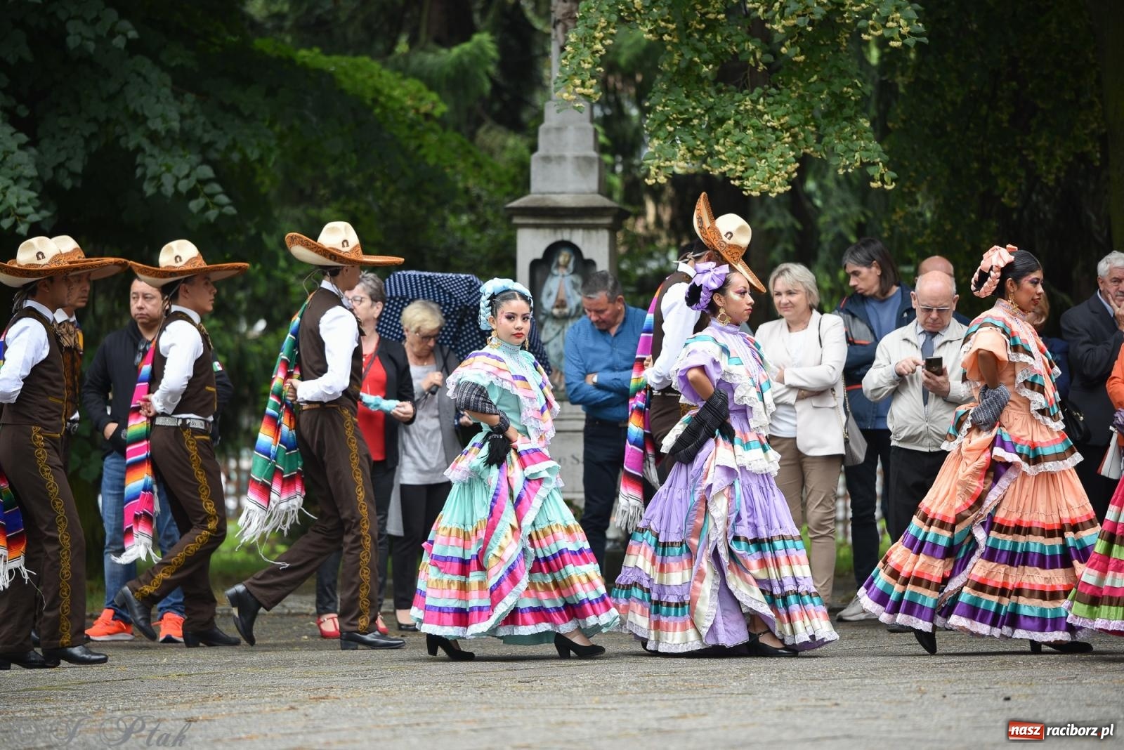Zdjęcie w galerii na portalu naszraciborz.pl: W okrąglaku jak w Meksyku. Potomkowie Azteków w parafii NSPJ [FOTO i WIDEO] wiadomości z regionu