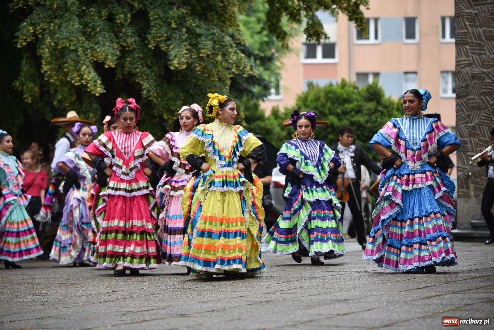 Zdjęcie w galerii na portalu naszraciborz.pl: W okrąglaku jak w Meksyku. Potomkowie Azteków w parafii NSPJ [FOTO i WIDEO] wiadomości z regionu