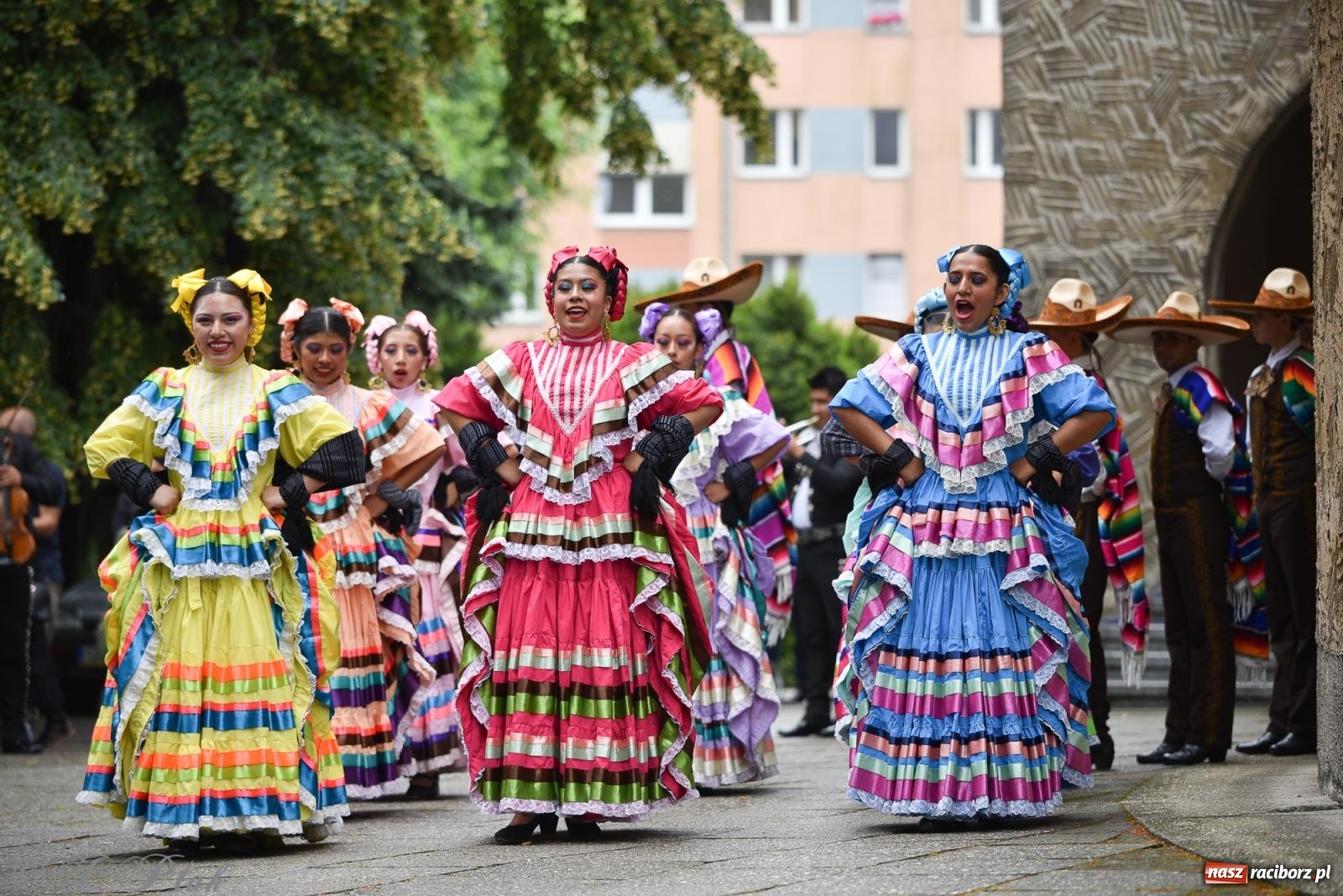 Zdjęcie w galerii na portalu naszraciborz.pl: W okrąglaku jak w Meksyku. Potomkowie Azteków w parafii NSPJ [FOTO i WIDEO] wiadomości z regionu