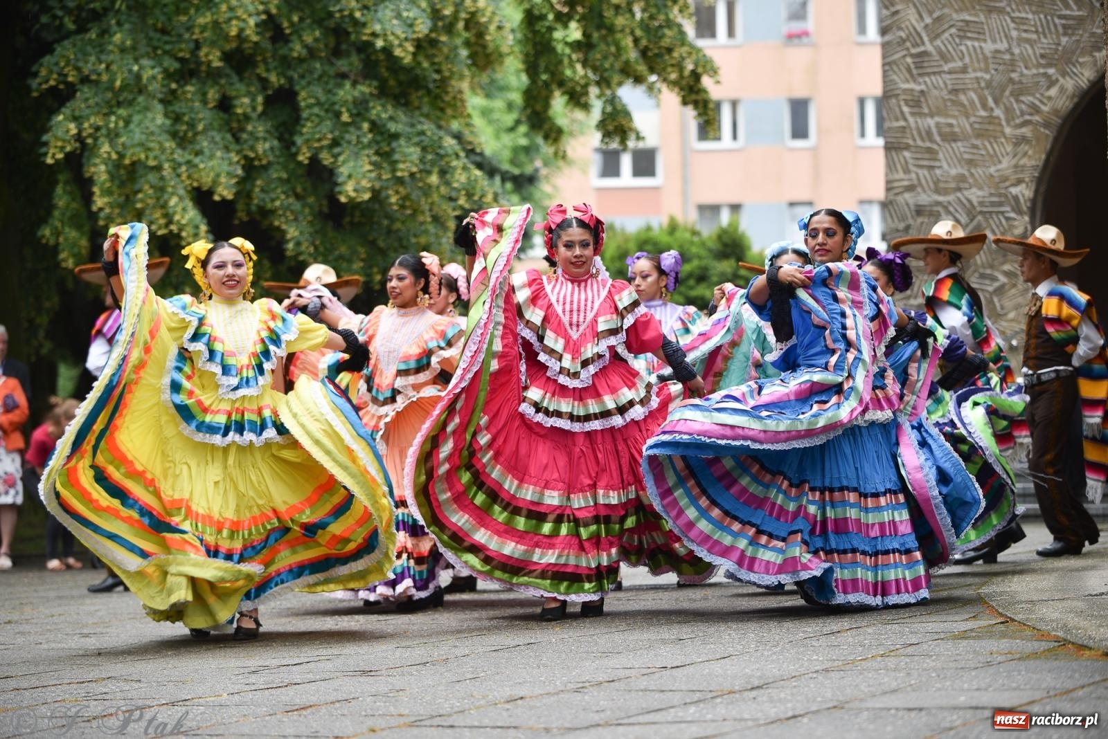 Zdjęcie w galerii na portalu naszraciborz.pl: W okrąglaku jak w Meksyku. Potomkowie Azteków w parafii NSPJ [FOTO i WIDEO] wiadomości z regionu