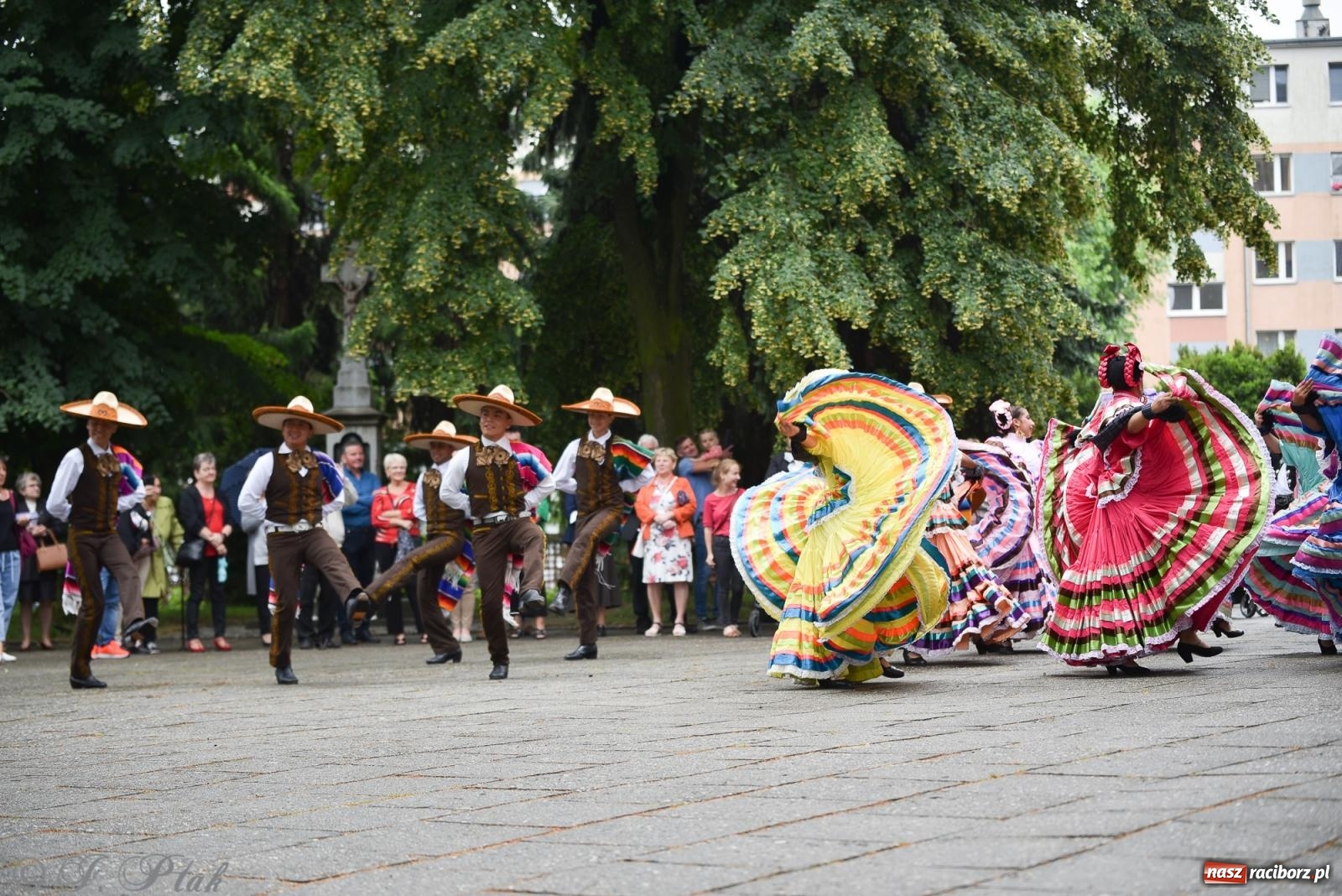 Zdjęcie w galerii na portalu naszraciborz.pl: W okrąglaku jak w Meksyku. Potomkowie Azteków w parafii NSPJ [FOTO i WIDEO] wiadomości z regionu