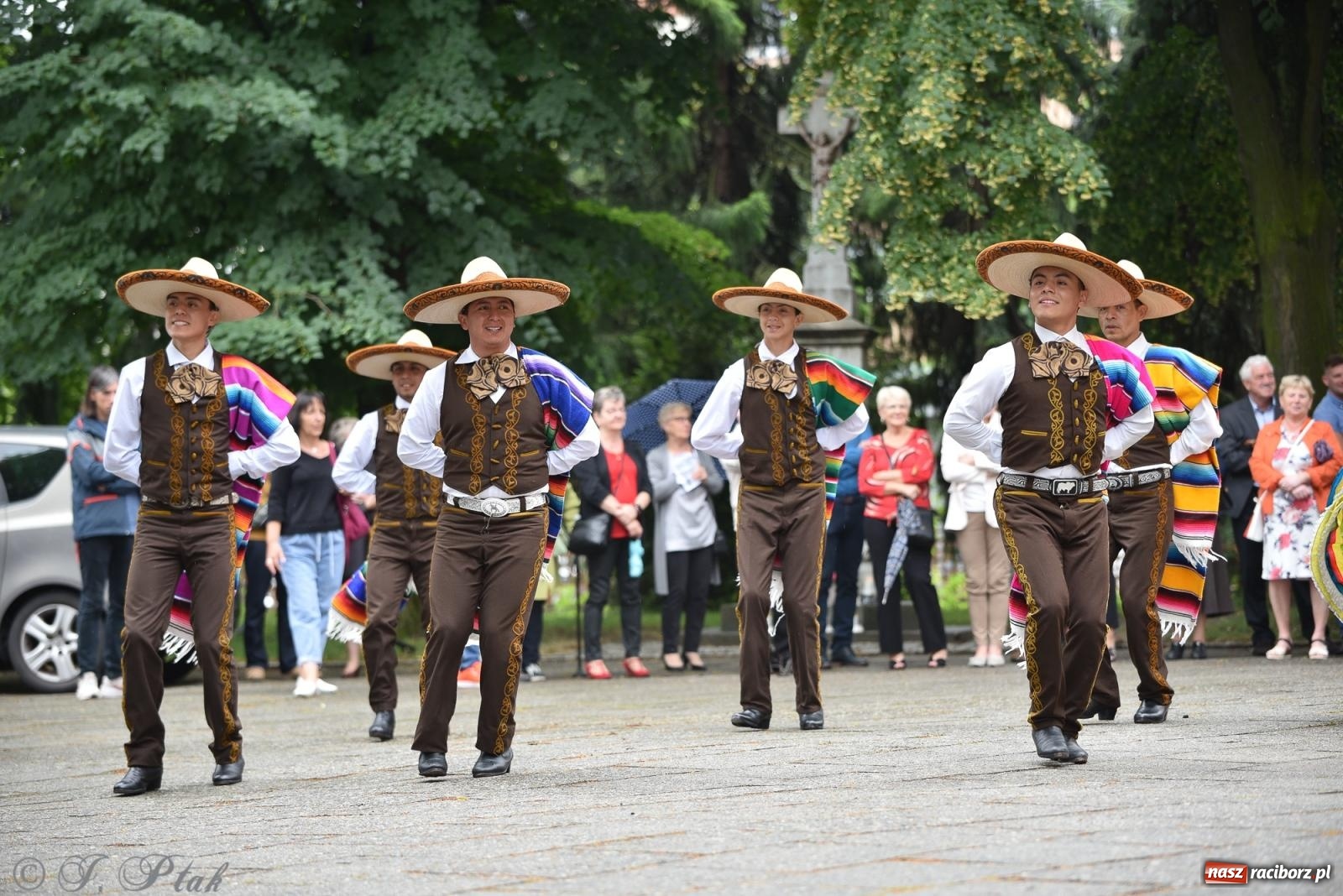 Zdjęcie w galerii na portalu naszraciborz.pl: W okrąglaku jak w Meksyku. Potomkowie Azteków w parafii NSPJ [FOTO i WIDEO] wiadomości z regionu