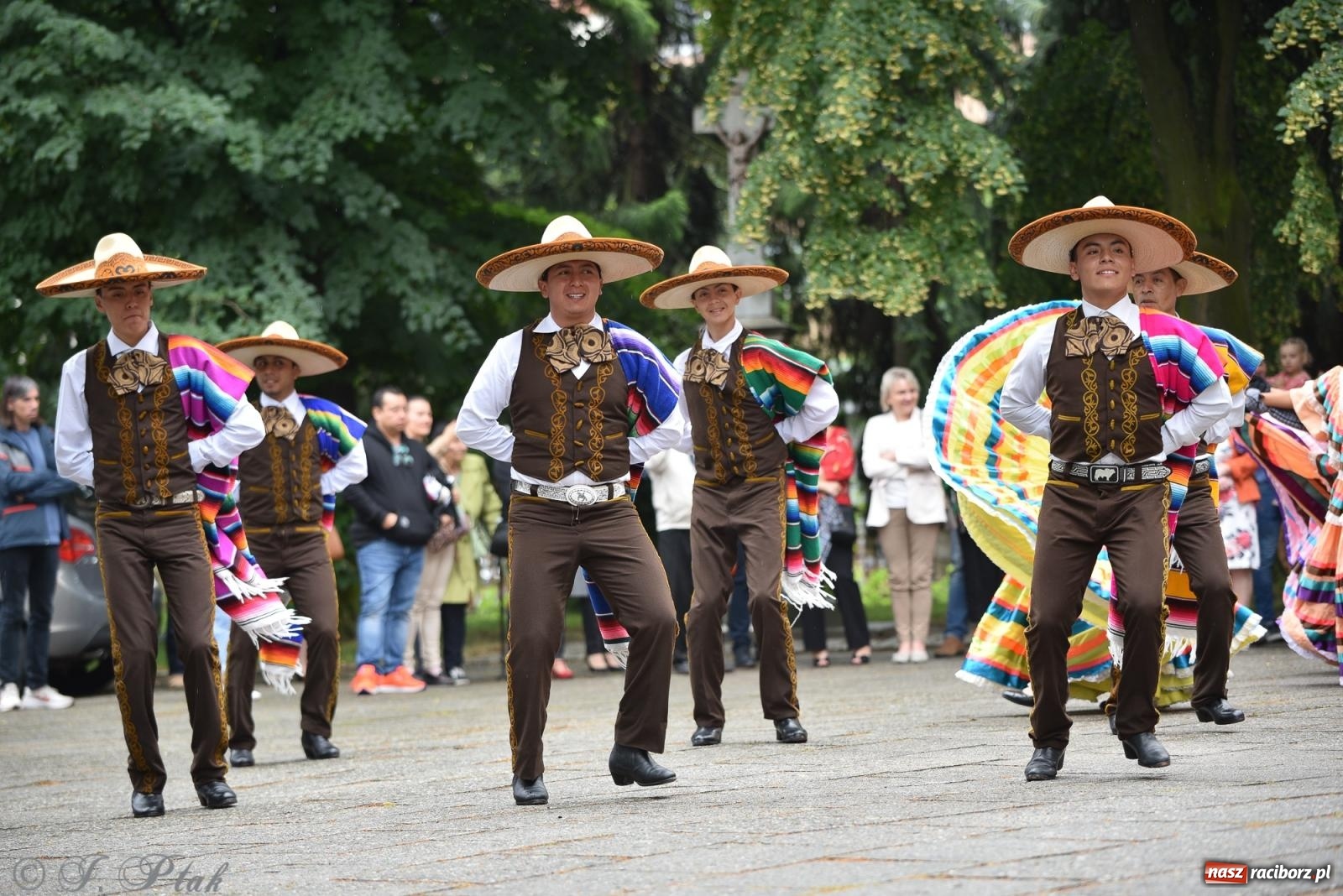 Zdjęcie w galerii na portalu naszraciborz.pl: W okrąglaku jak w Meksyku. Potomkowie Azteków w parafii NSPJ [FOTO i WIDEO] wiadomości z regionu