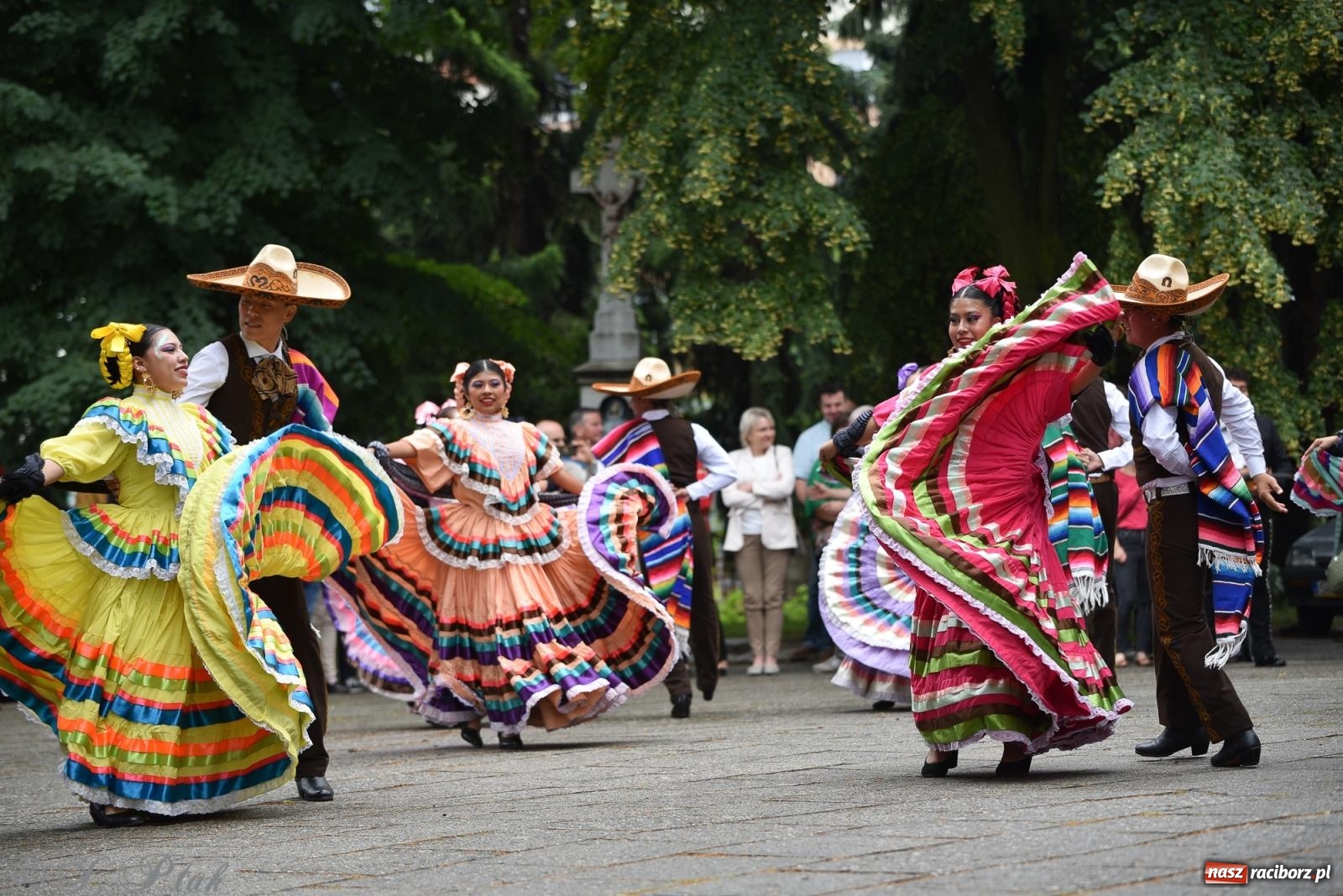 Zdjęcie w galerii na portalu naszraciborz.pl: W okrąglaku jak w Meksyku. Potomkowie Azteków w parafii NSPJ [FOTO i WIDEO] wiadomości z regionu