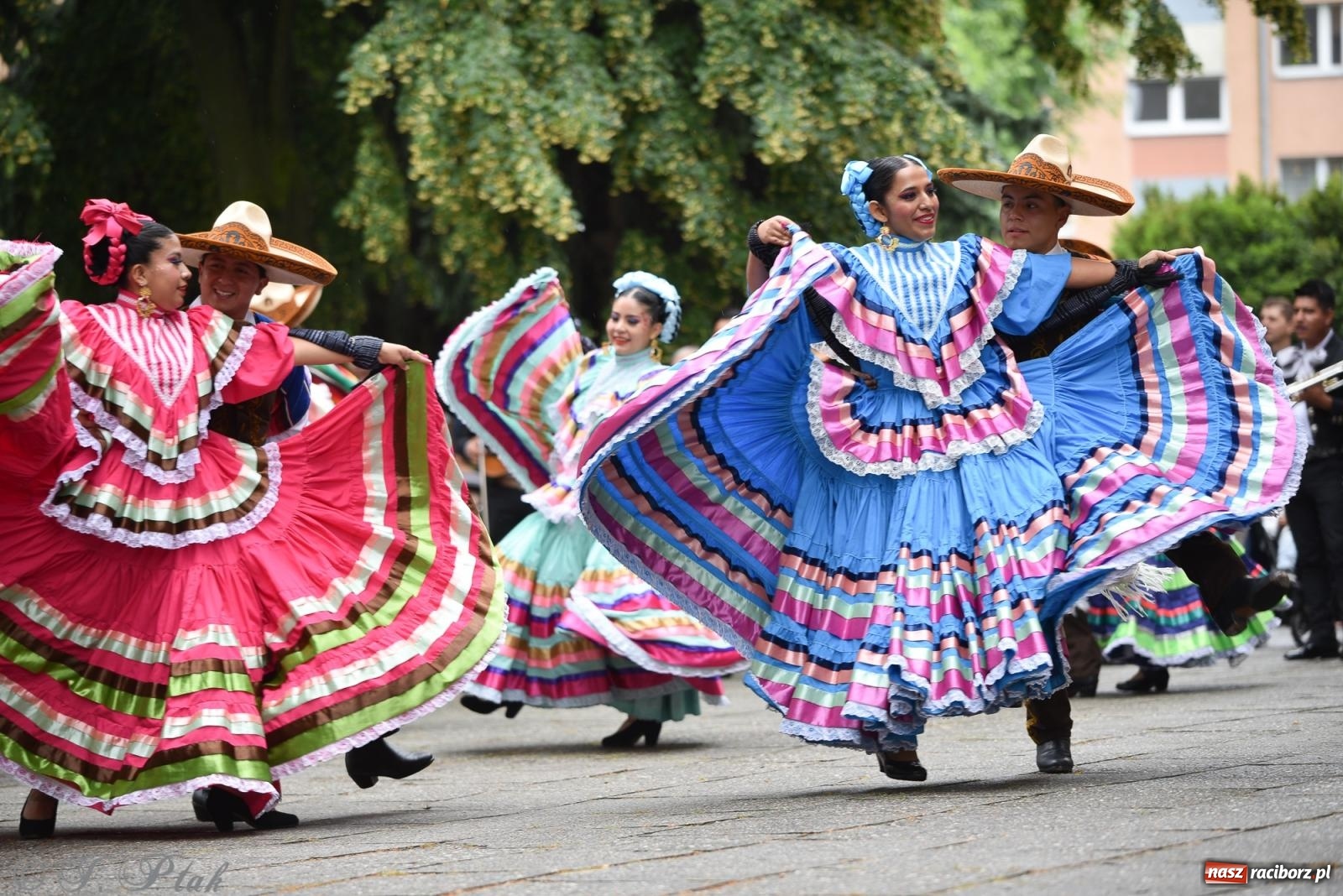 Zdjęcie w galerii na portalu naszraciborz.pl: W okrąglaku jak w Meksyku. Potomkowie Azteków w parafii NSPJ [FOTO i WIDEO] wiadomości z regionu