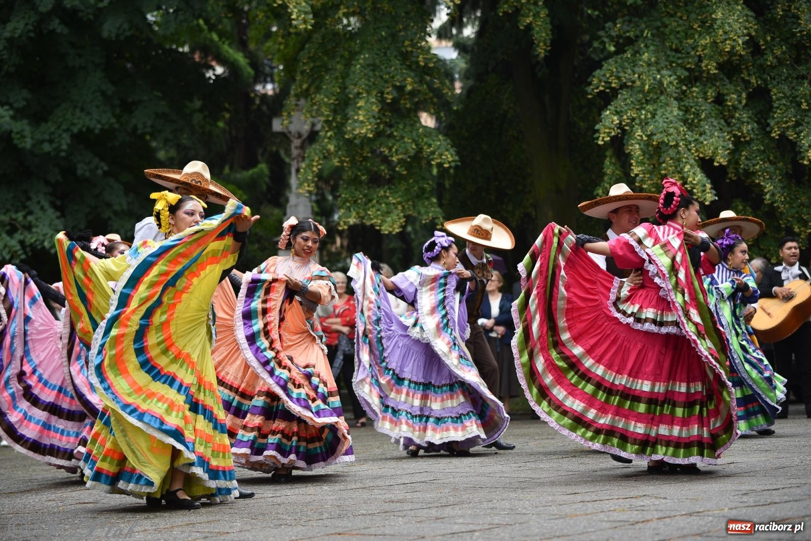 Zdjęcie w galerii na portalu naszraciborz.pl: W okrąglaku jak w Meksyku. Potomkowie Azteków w parafii NSPJ [FOTO i WIDEO] wiadomości z regionu