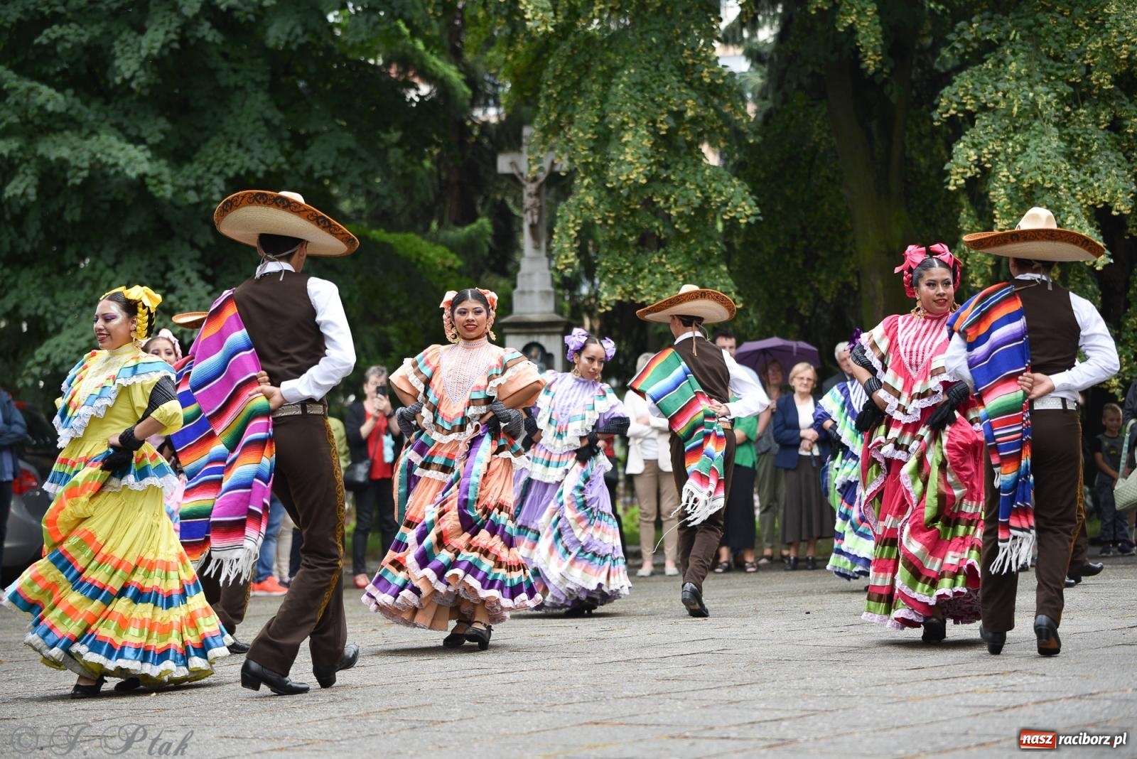 Zdjęcie w galerii na portalu naszraciborz.pl: W okrąglaku jak w Meksyku. Potomkowie Azteków w parafii NSPJ [FOTO i WIDEO] wiadomości z regionu