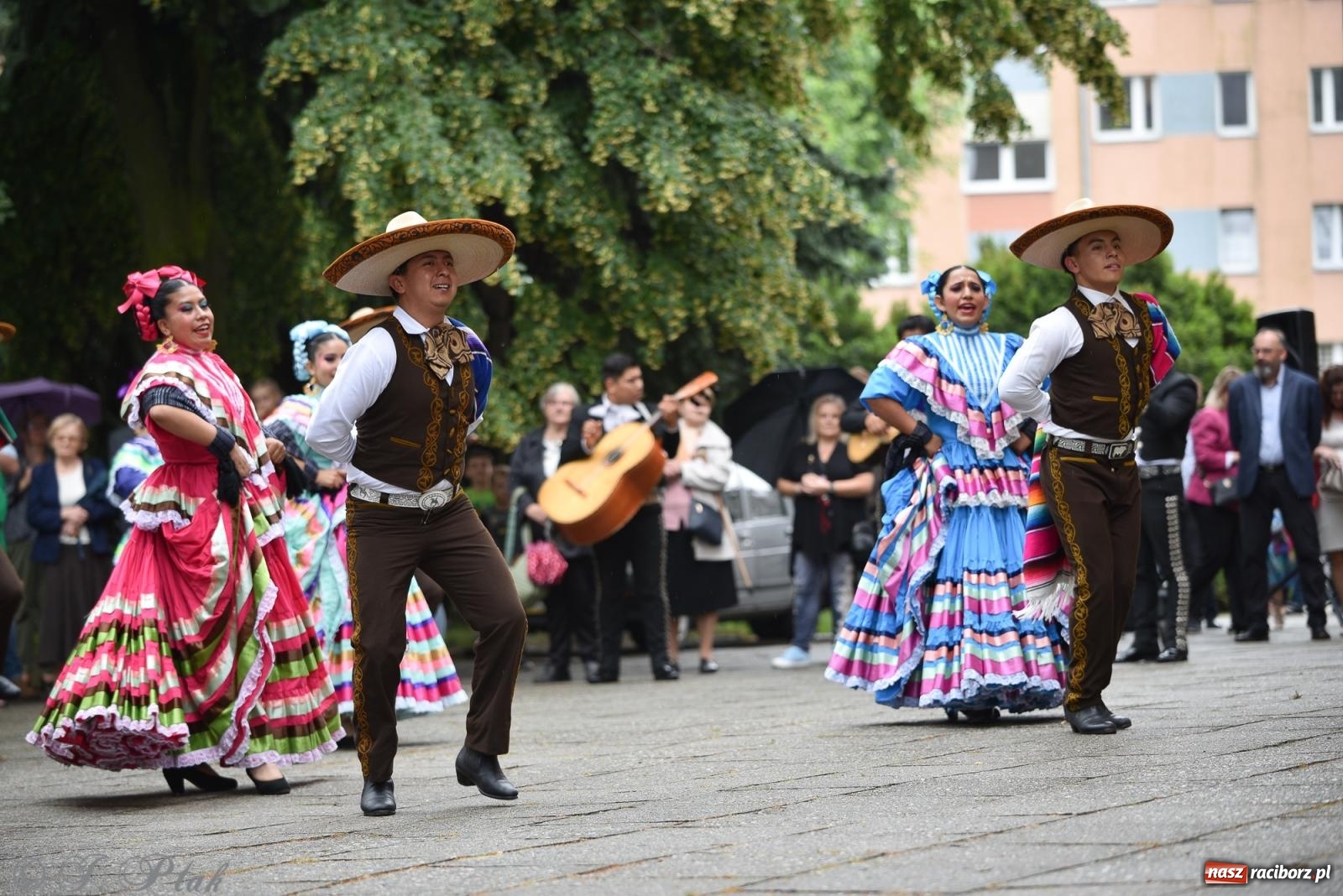 Zdjęcie w galerii na portalu naszraciborz.pl: W okrąglaku jak w Meksyku. Potomkowie Azteków w parafii NSPJ [FOTO i WIDEO] wiadomości z regionu
