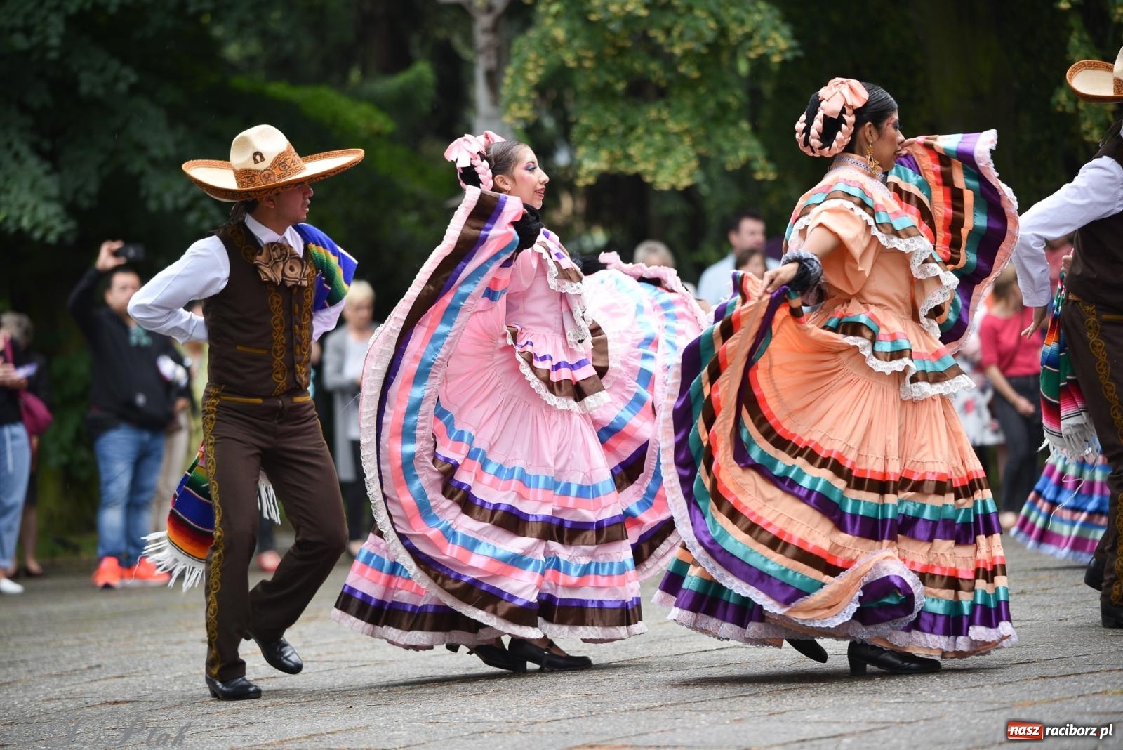 Zdjęcie w galerii na portalu naszraciborz.pl: W okrąglaku jak w Meksyku. Potomkowie Azteków w parafii NSPJ [FOTO i WIDEO] wiadomości z regionu
