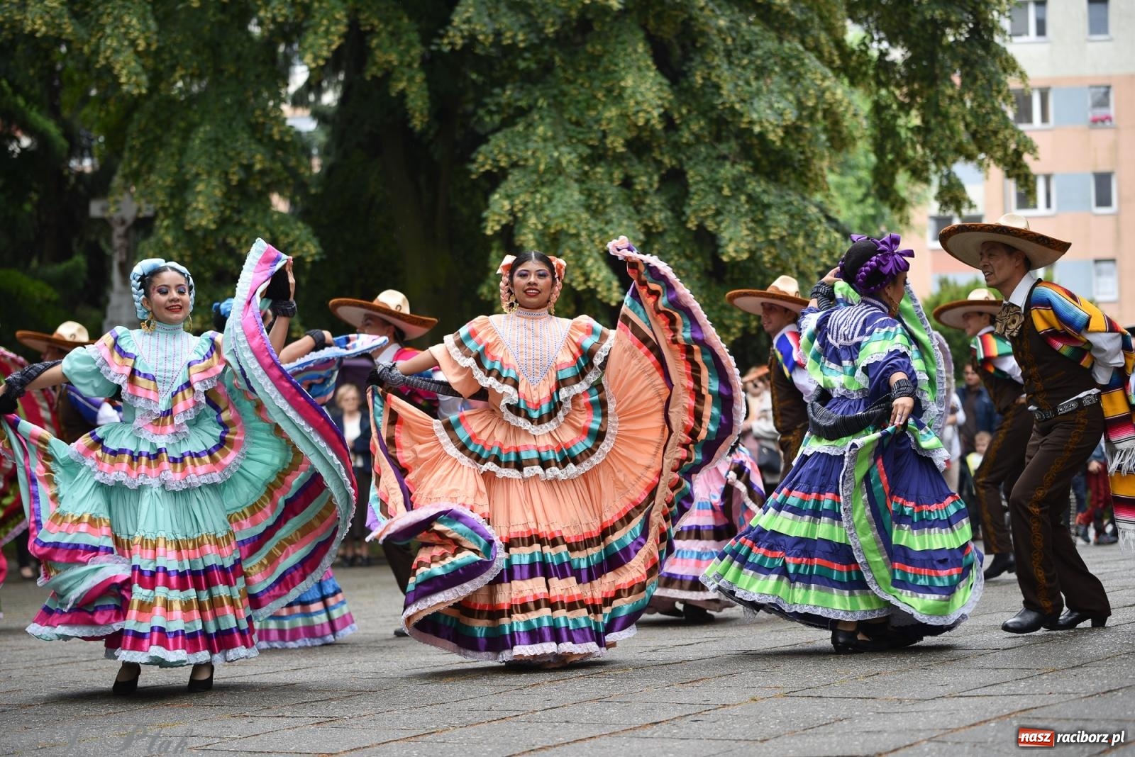 Zdjęcie w galerii na portalu naszraciborz.pl: W okrąglaku jak w Meksyku. Potomkowie Azteków w parafii NSPJ [FOTO i WIDEO] wiadomości z regionu