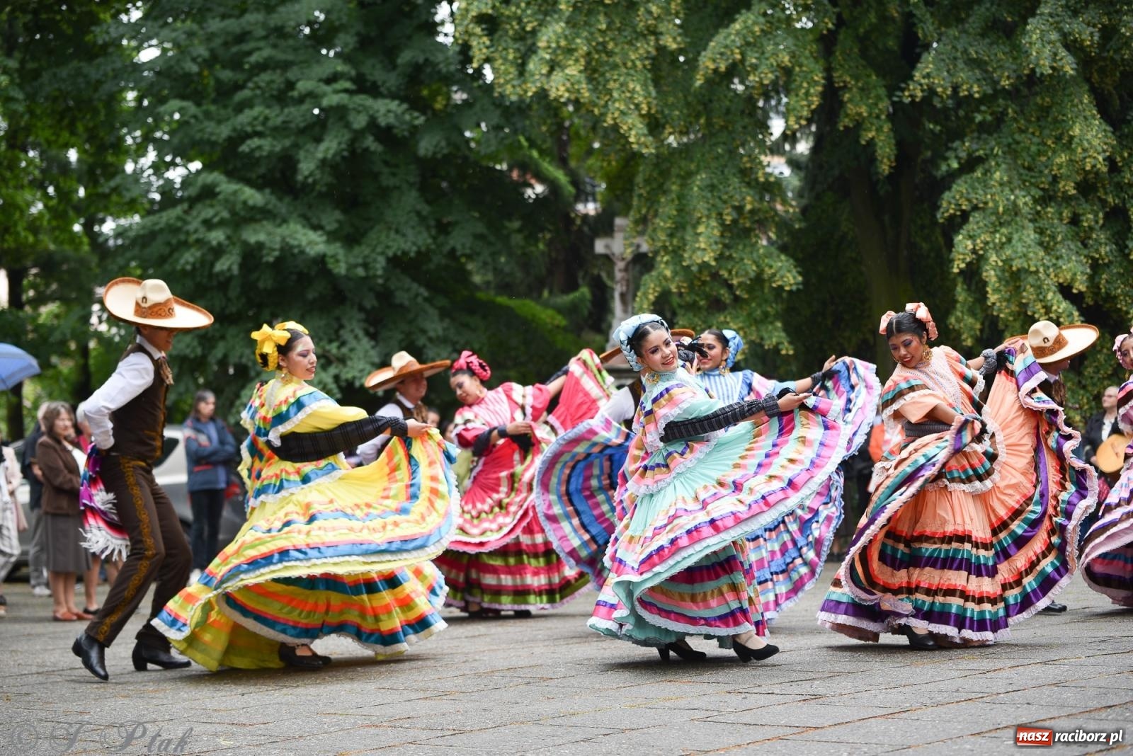 Zdjęcie w galerii na portalu naszraciborz.pl: W okrąglaku jak w Meksyku. Potomkowie Azteków w parafii NSPJ [FOTO i WIDEO] wiadomości z regionu