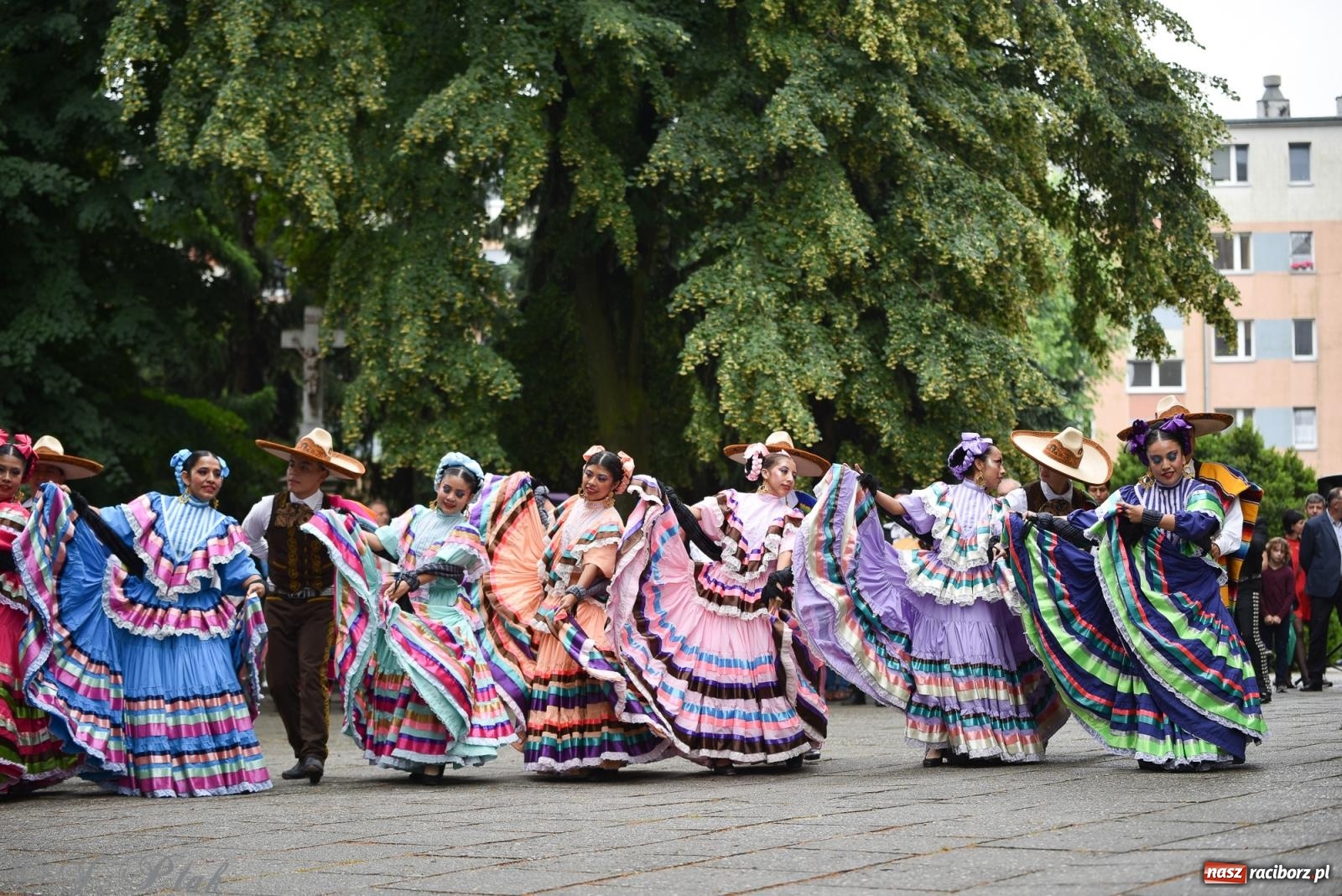Zdjęcie w galerii na portalu naszraciborz.pl: W okrąglaku jak w Meksyku. Potomkowie Azteków w parafii NSPJ [FOTO i WIDEO] wiadomości z regionu