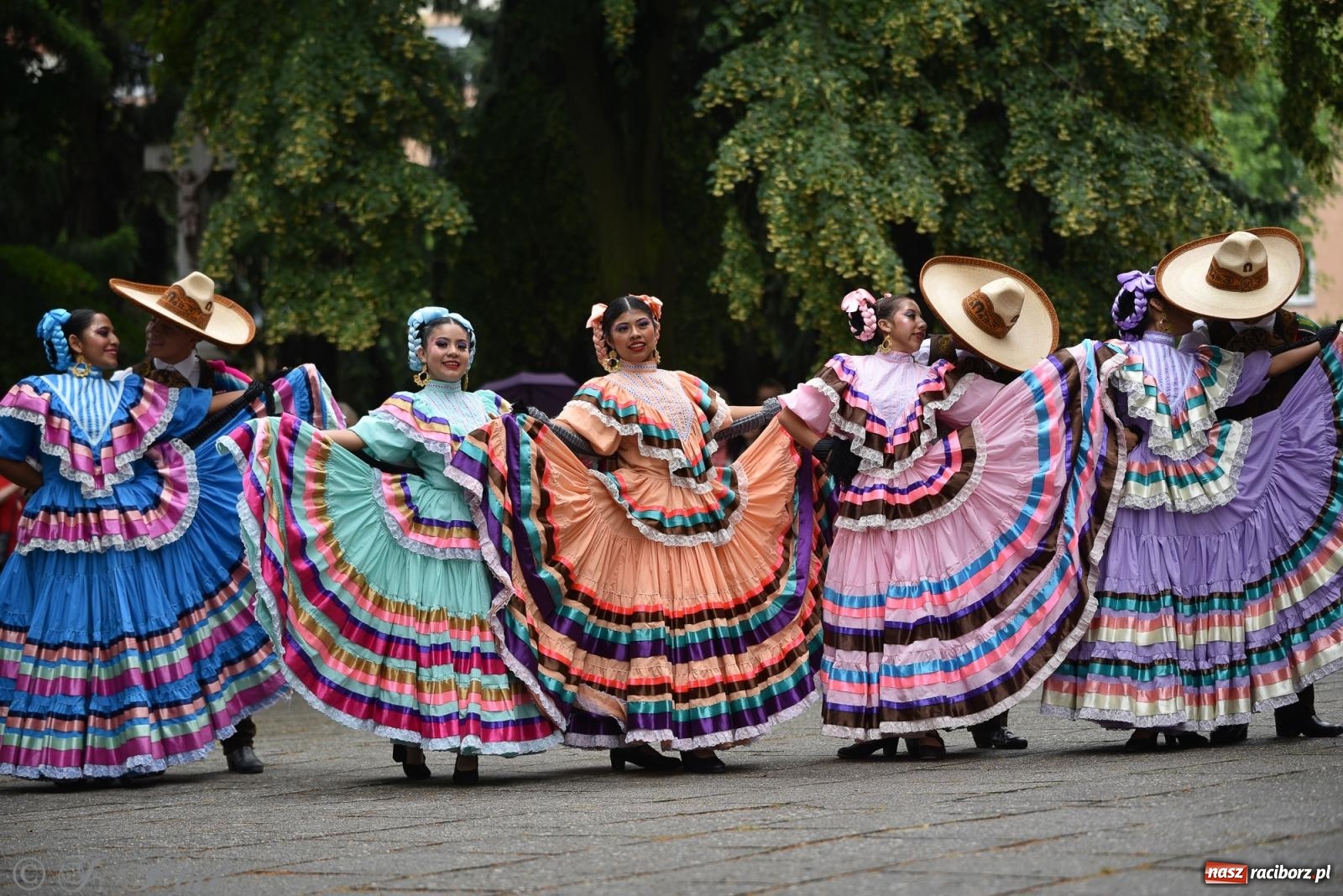 Zdjęcie w galerii na portalu naszraciborz.pl: W okrąglaku jak w Meksyku. Potomkowie Azteków w parafii NSPJ [FOTO i WIDEO] wiadomości z regionu