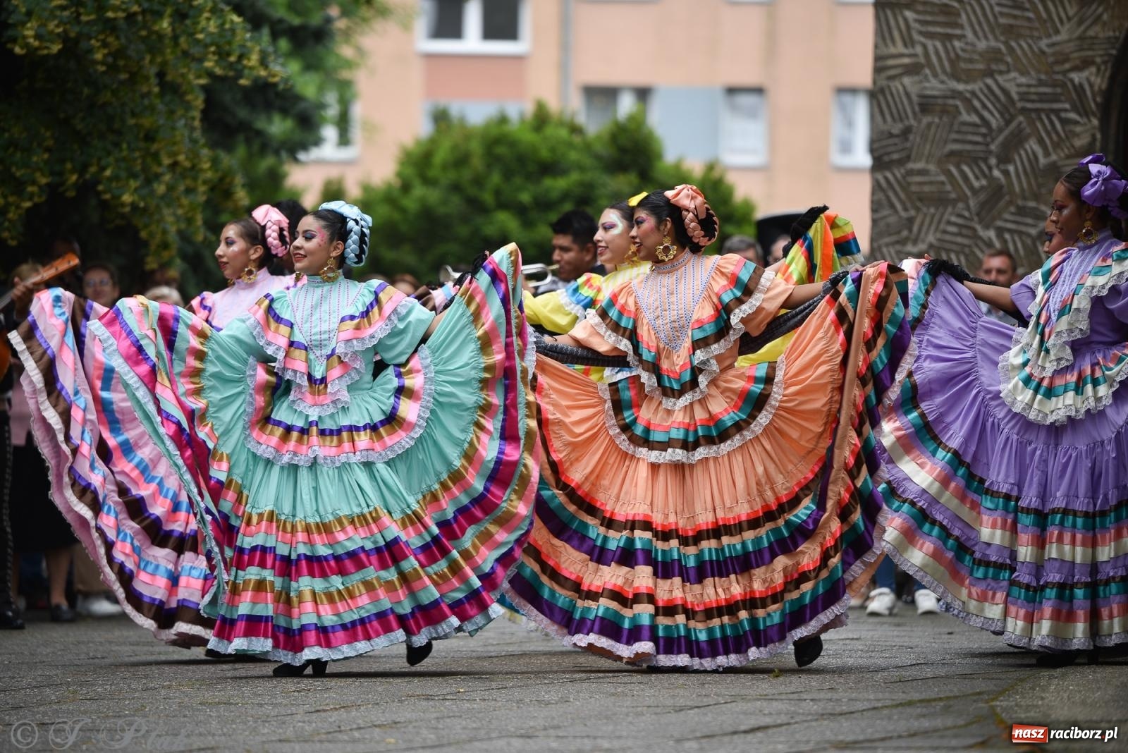 Zdjęcie w galerii na portalu naszraciborz.pl: W okrąglaku jak w Meksyku. Potomkowie Azteków w parafii NSPJ [FOTO i WIDEO] wiadomości z regionu