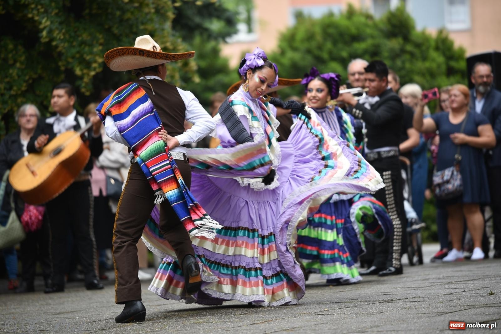 Zdjęcie w galerii na portalu naszraciborz.pl: W okrąglaku jak w Meksyku. Potomkowie Azteków w parafii NSPJ [FOTO i WIDEO] wiadomości z regionu