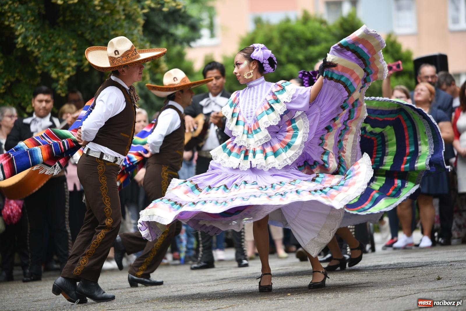 Zdjęcie w galerii na portalu naszraciborz.pl: W okrąglaku jak w Meksyku. Potomkowie Azteków w parafii NSPJ [FOTO i WIDEO] wiadomości z regionu