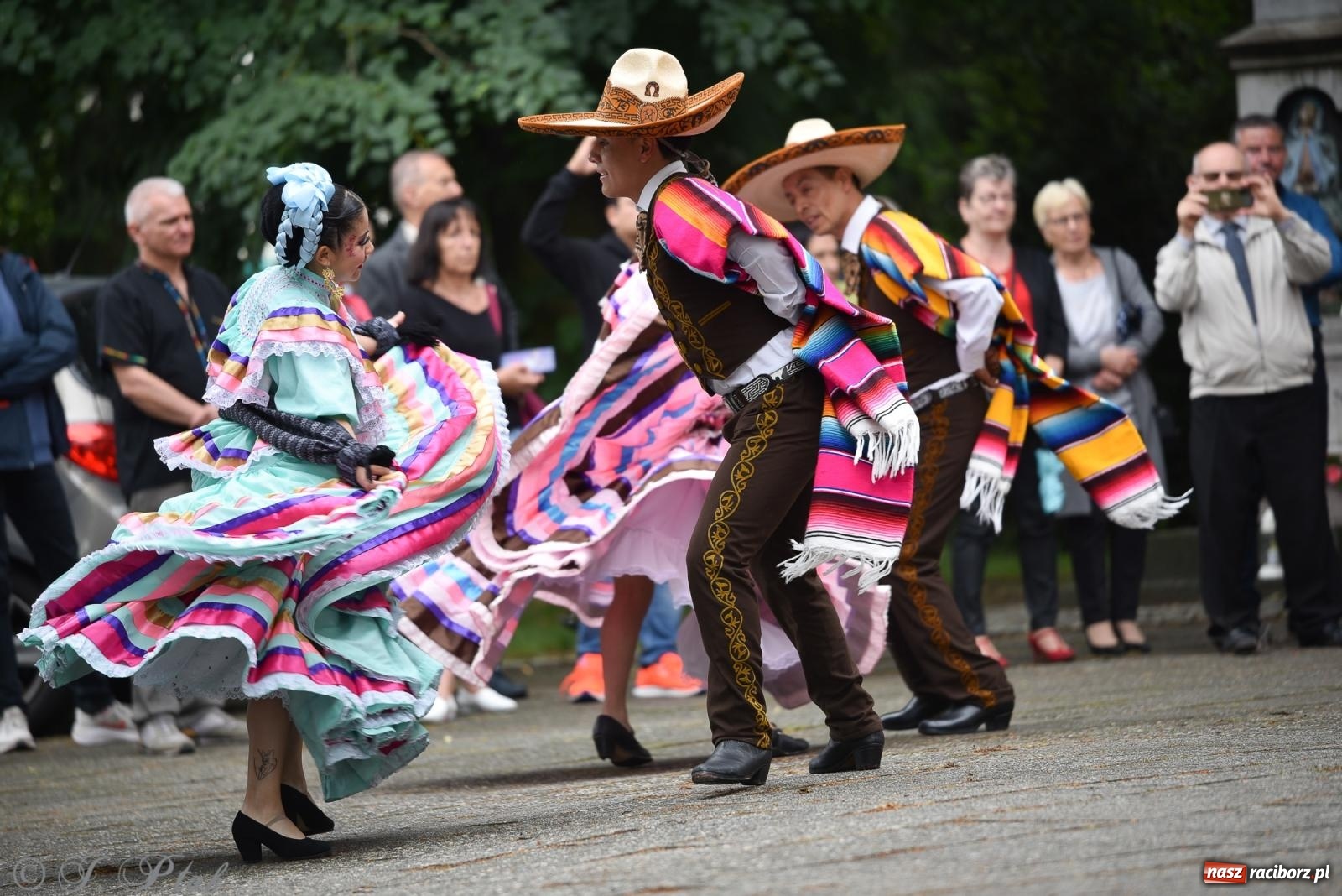Zdjęcie w galerii na portalu naszraciborz.pl: W okrąglaku jak w Meksyku. Potomkowie Azteków w parafii NSPJ [FOTO i WIDEO] wiadomości z regionu
