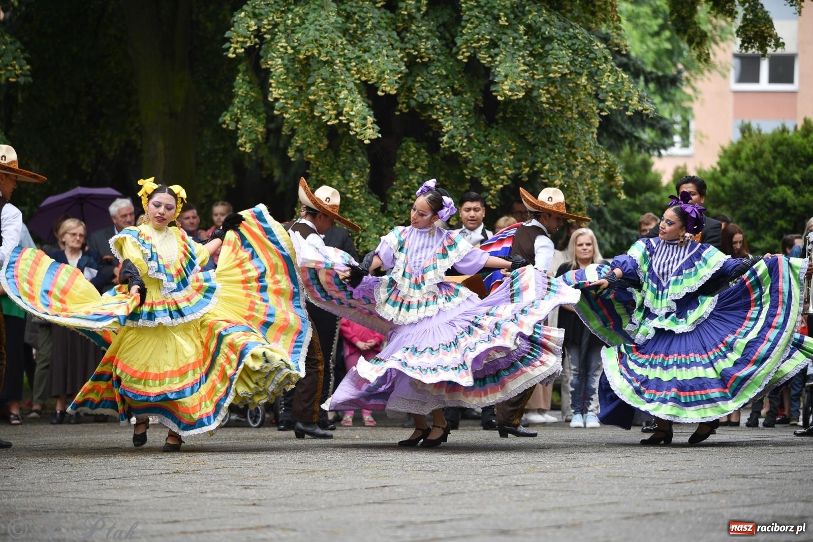 Zdjęcie w galerii na portalu naszraciborz.pl: W okrąglaku jak w Meksyku. Potomkowie Azteków w parafii NSPJ [FOTO i WIDEO] wiadomości z regionu