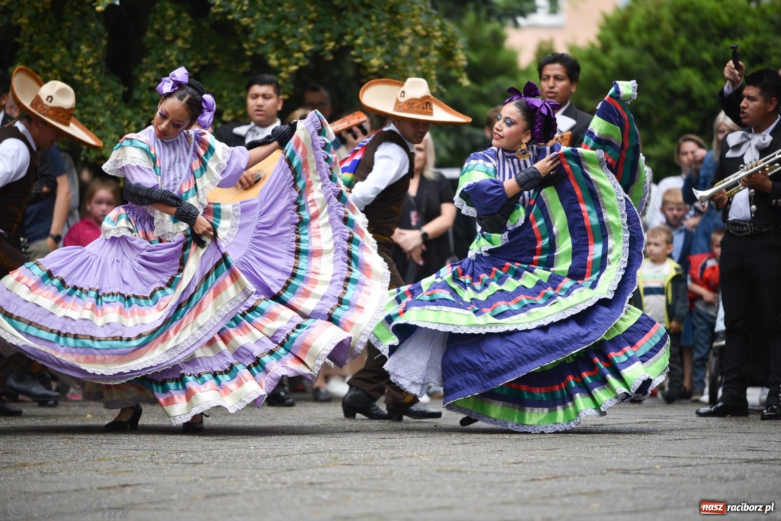 Zdjęcie w galerii na portalu naszraciborz.pl: W okrąglaku jak w Meksyku. Potomkowie Azteków w parafii NSPJ [FOTO i WIDEO] wiadomości z regionu