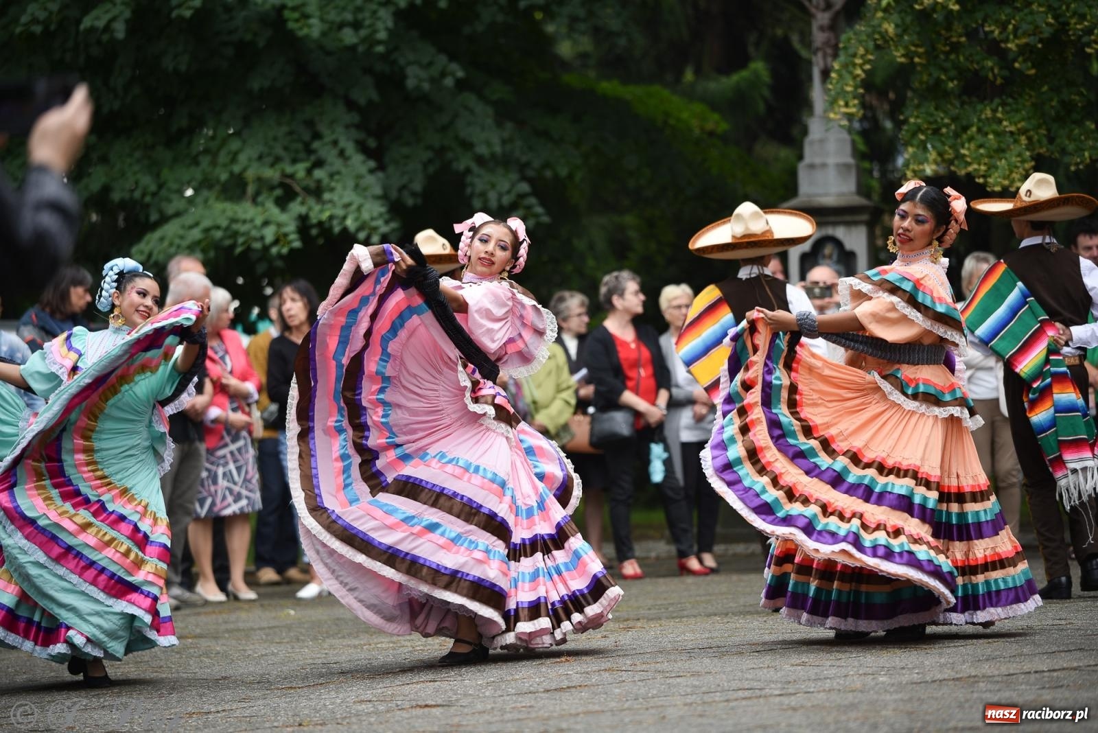 Zdjęcie w galerii na portalu naszraciborz.pl: W okrąglaku jak w Meksyku. Potomkowie Azteków w parafii NSPJ [FOTO i WIDEO] wiadomości z regionu