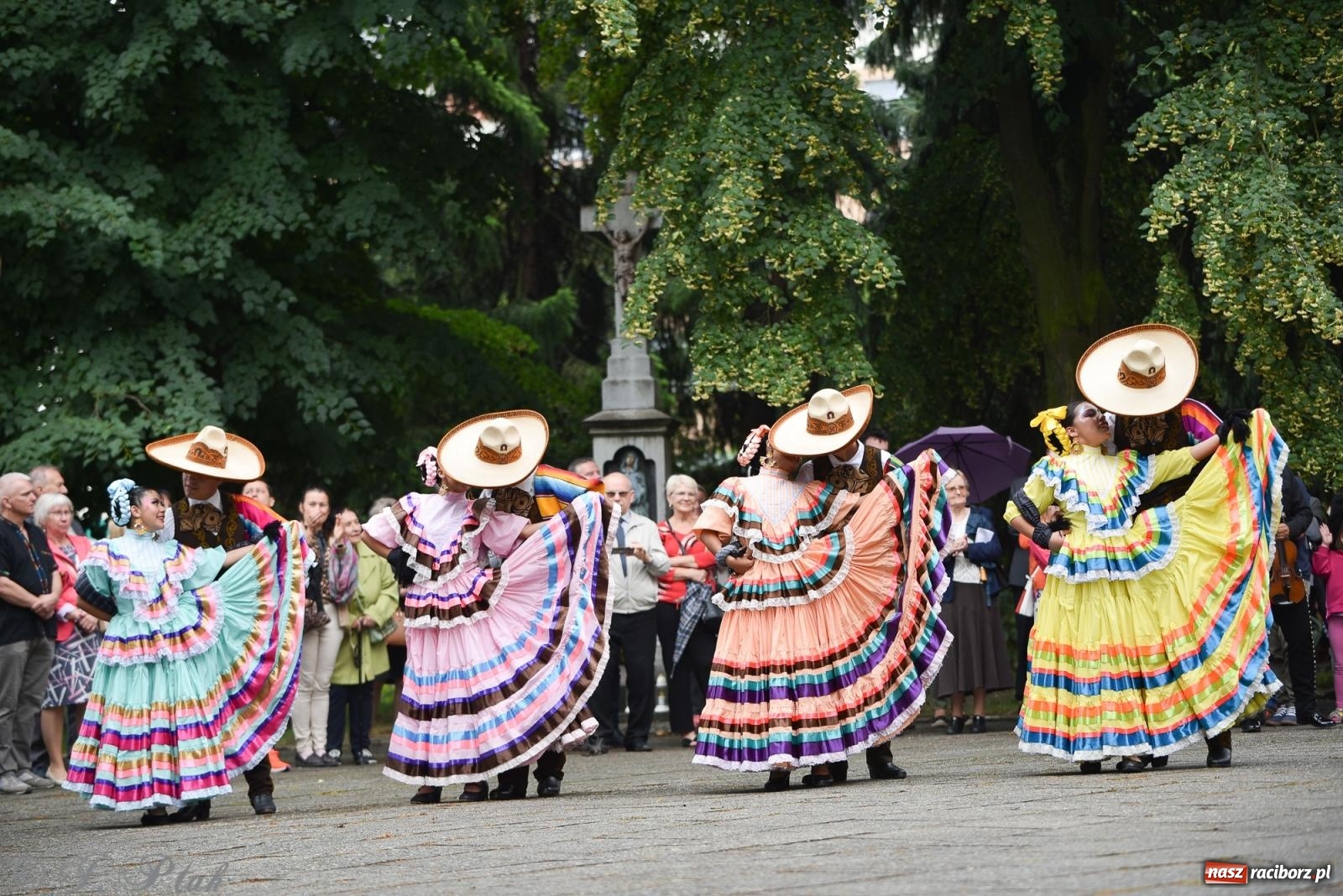 Zdjęcie w galerii na portalu naszraciborz.pl: W okrąglaku jak w Meksyku. Potomkowie Azteków w parafii NSPJ [FOTO i WIDEO] wiadomości z regionu