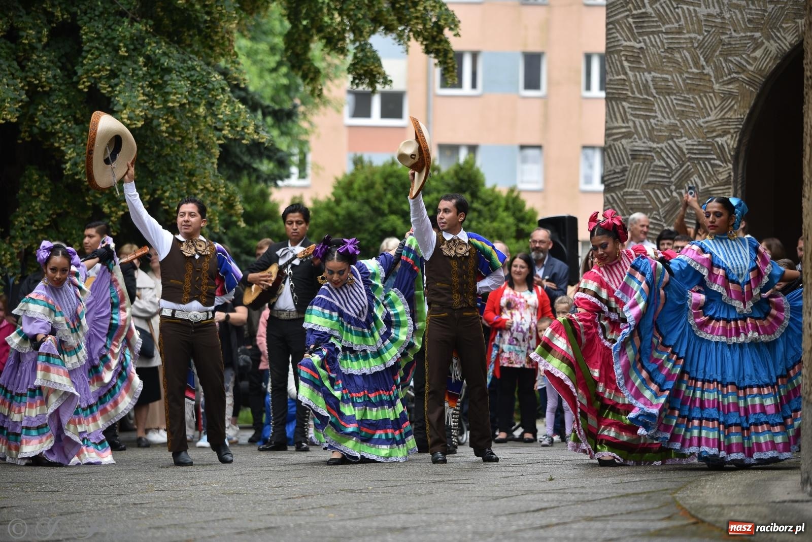 Zdjęcie w galerii na portalu naszraciborz.pl: W okrąglaku jak w Meksyku. Potomkowie Azteków w parafii NSPJ [FOTO i WIDEO] wiadomości z regionu