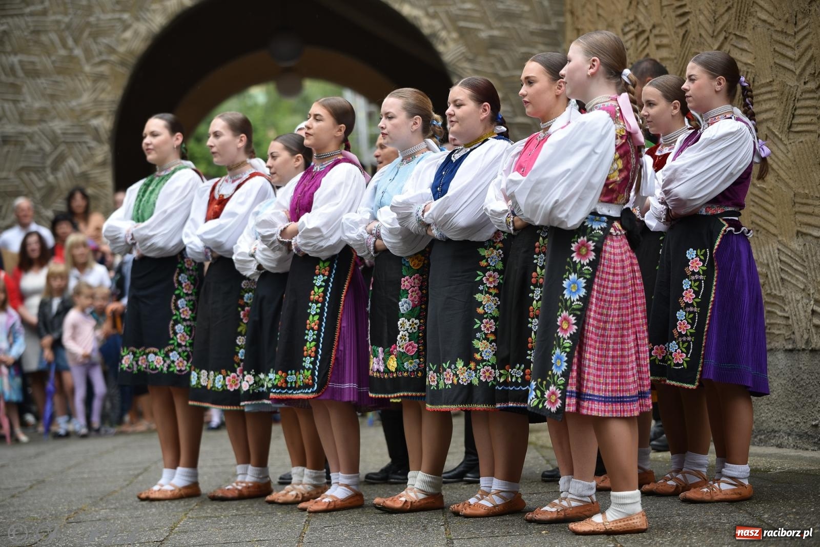 Zdjęcie w galerii na portalu naszraciborz.pl: W okrąglaku jak w Meksyku. Potomkowie Azteków w parafii NSPJ [FOTO i WIDEO] wiadomości z regionu