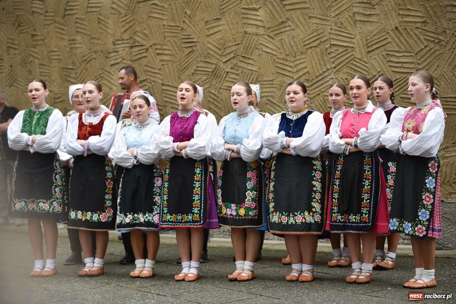 Zdjęcie w galerii na portalu naszraciborz.pl: W okrąglaku jak w Meksyku. Potomkowie Azteków w parafii NSPJ [FOTO i WIDEO] wiadomości z regionu