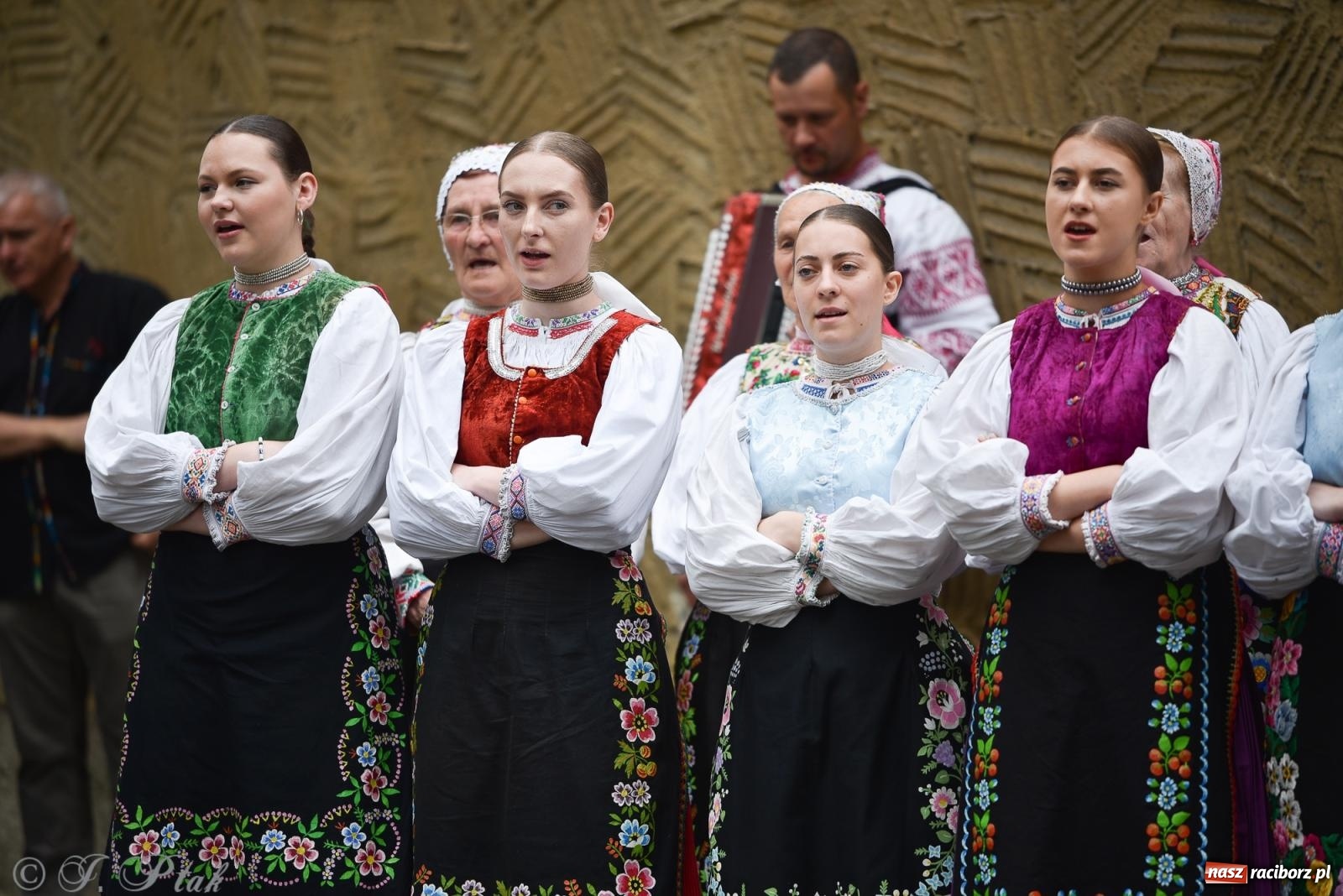 Zdjęcie w galerii na portalu naszraciborz.pl: W okrąglaku jak w Meksyku. Potomkowie Azteków w parafii NSPJ [FOTO i WIDEO] wiadomości z regionu