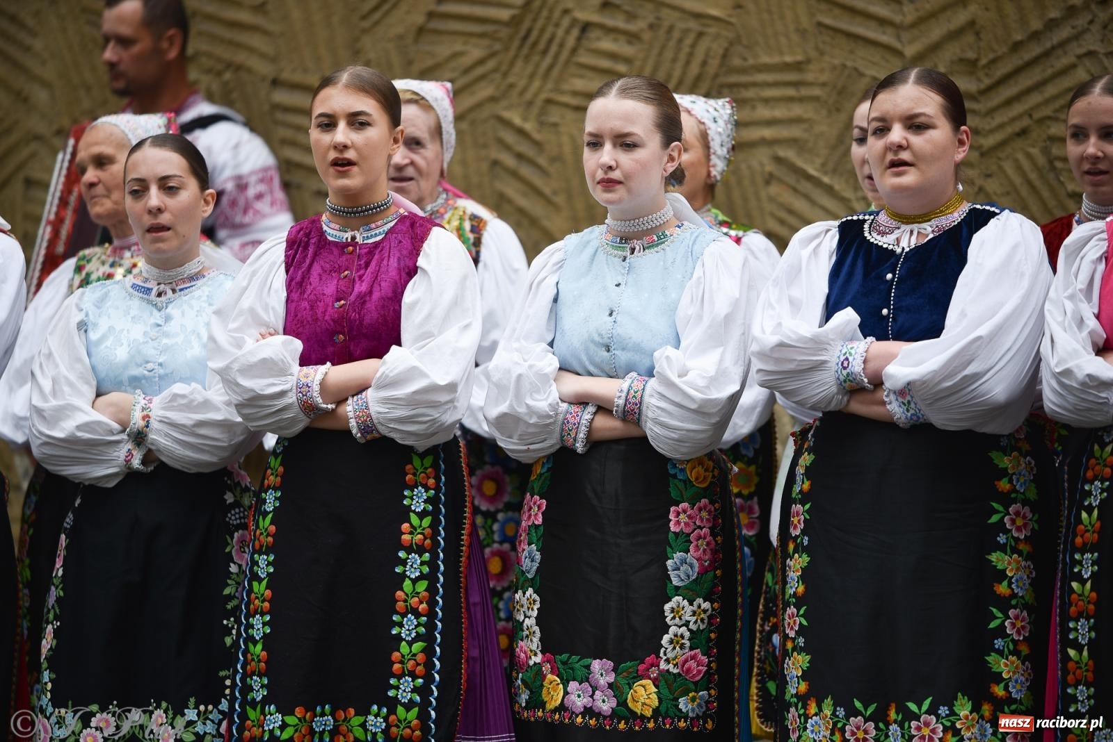 Zdjęcie w galerii na portalu naszraciborz.pl: W okrąglaku jak w Meksyku. Potomkowie Azteków w parafii NSPJ [FOTO i WIDEO] wiadomości z regionu