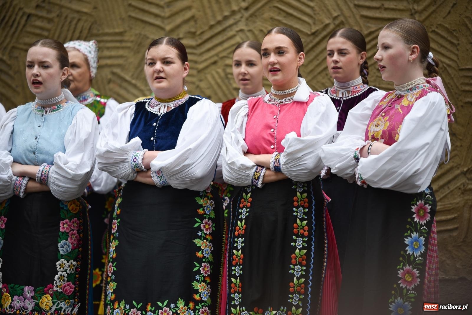 Zdjęcie w galerii na portalu naszraciborz.pl: W okrąglaku jak w Meksyku. Potomkowie Azteków w parafii NSPJ [FOTO i WIDEO] wiadomości z regionu