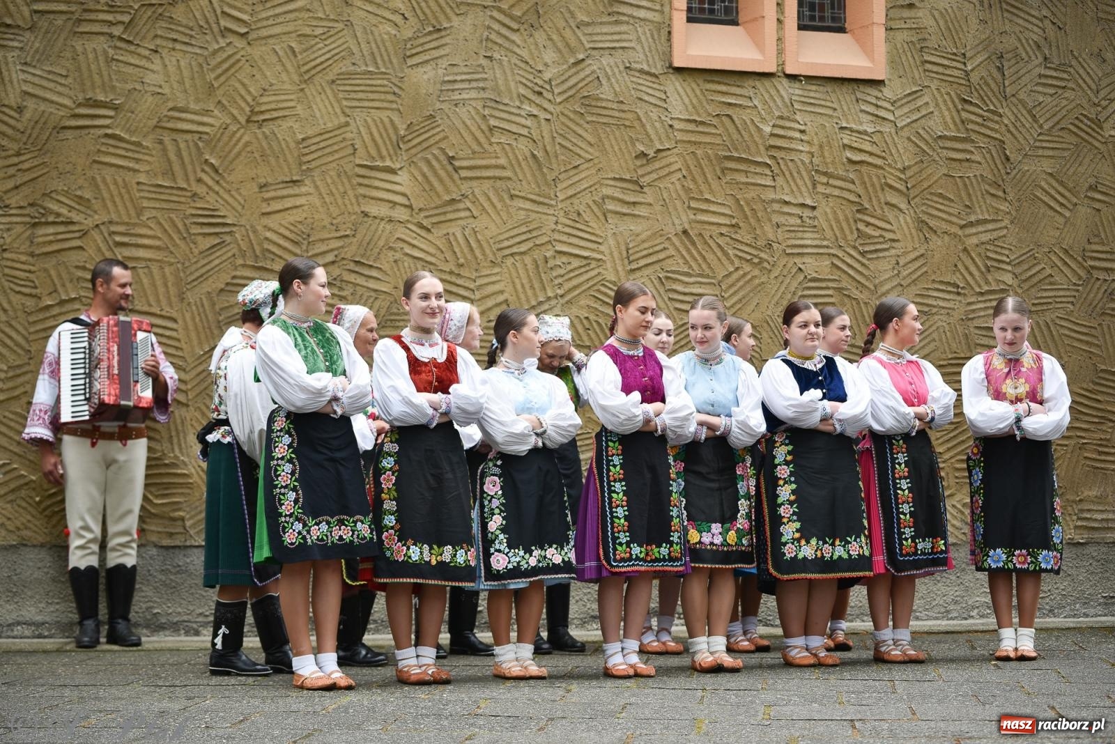 Zdjęcie w galerii na portalu naszraciborz.pl: W okrąglaku jak w Meksyku. Potomkowie Azteków w parafii NSPJ [FOTO i WIDEO] wiadomości z regionu