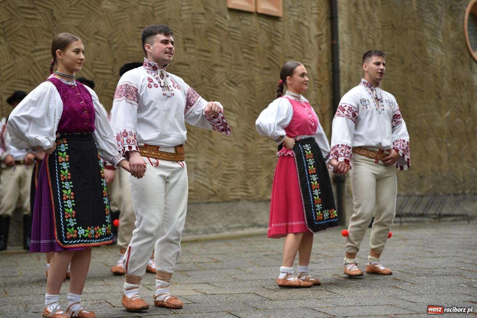 Zdjęcie w galerii na portalu naszraciborz.pl: W okrąglaku jak w Meksyku. Potomkowie Azteków w parafii NSPJ [FOTO i WIDEO] wiadomości z regionu