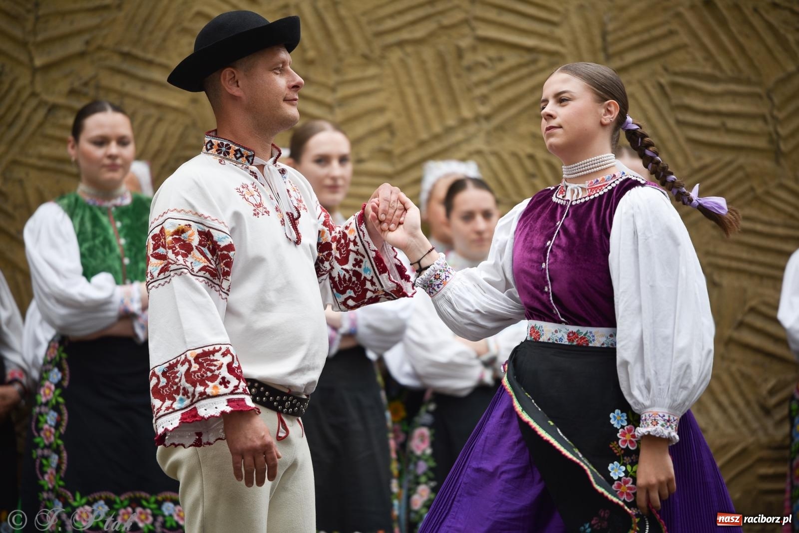 Zdjęcie w galerii na portalu naszraciborz.pl: W okrąglaku jak w Meksyku. Potomkowie Azteków w parafii NSPJ [FOTO i WIDEO] wiadomości z regionu