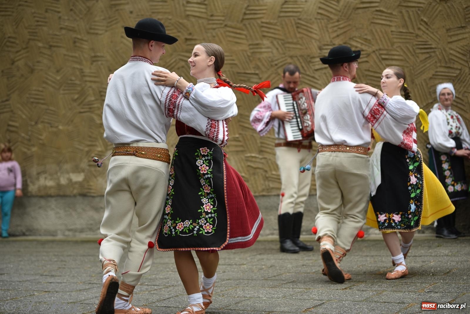 Zdjęcie w galerii na portalu naszraciborz.pl: W okrąglaku jak w Meksyku. Potomkowie Azteków w parafii NSPJ [FOTO i WIDEO] wiadomości z regionu
