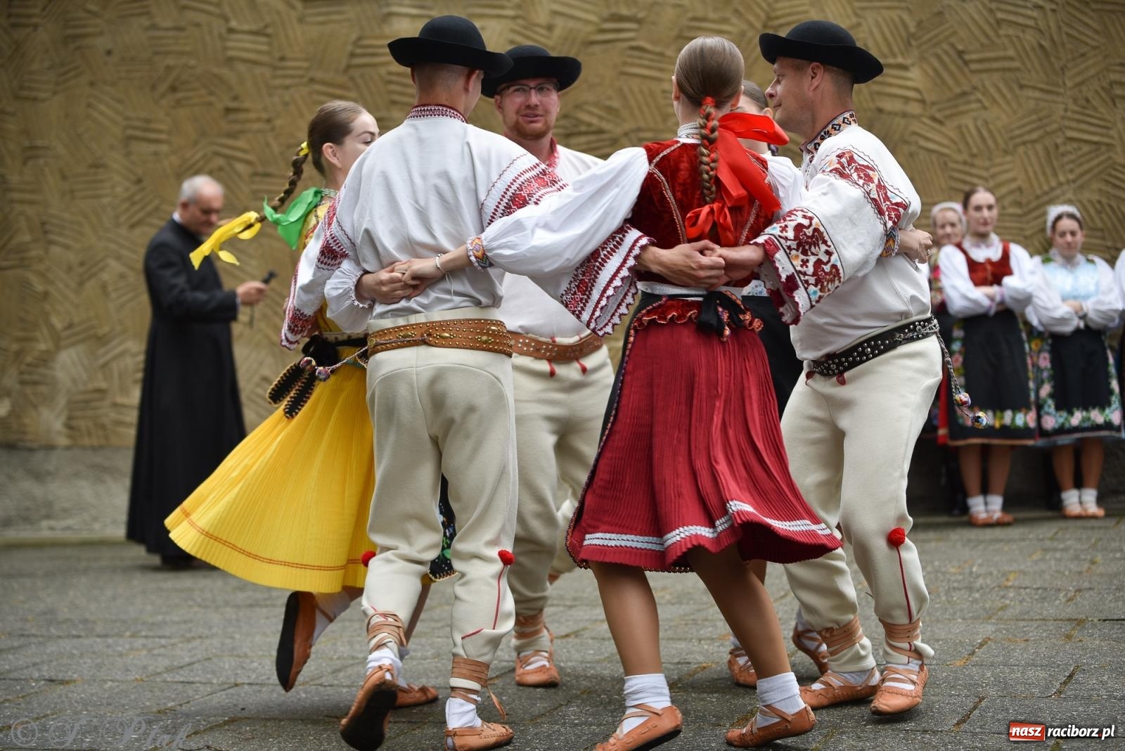 Zdjęcie w galerii na portalu naszraciborz.pl: W okrąglaku jak w Meksyku. Potomkowie Azteków w parafii NSPJ [FOTO i WIDEO] wiadomości z regionu