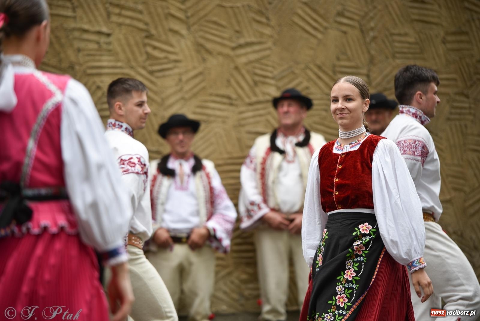 Zdjęcie w galerii na portalu naszraciborz.pl: W okrąglaku jak w Meksyku. Potomkowie Azteków w parafii NSPJ [FOTO i WIDEO] wiadomości z regionu