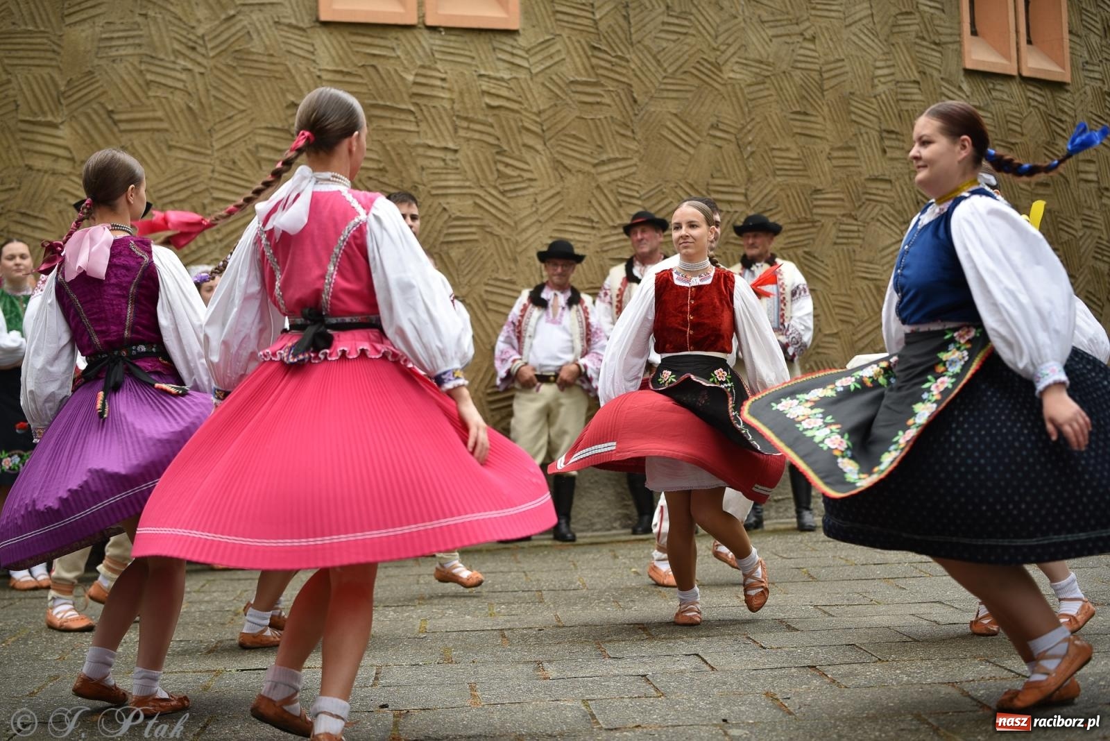 Zdjęcie w galerii na portalu naszraciborz.pl: W okrąglaku jak w Meksyku. Potomkowie Azteków w parafii NSPJ [FOTO i WIDEO] wiadomości z regionu